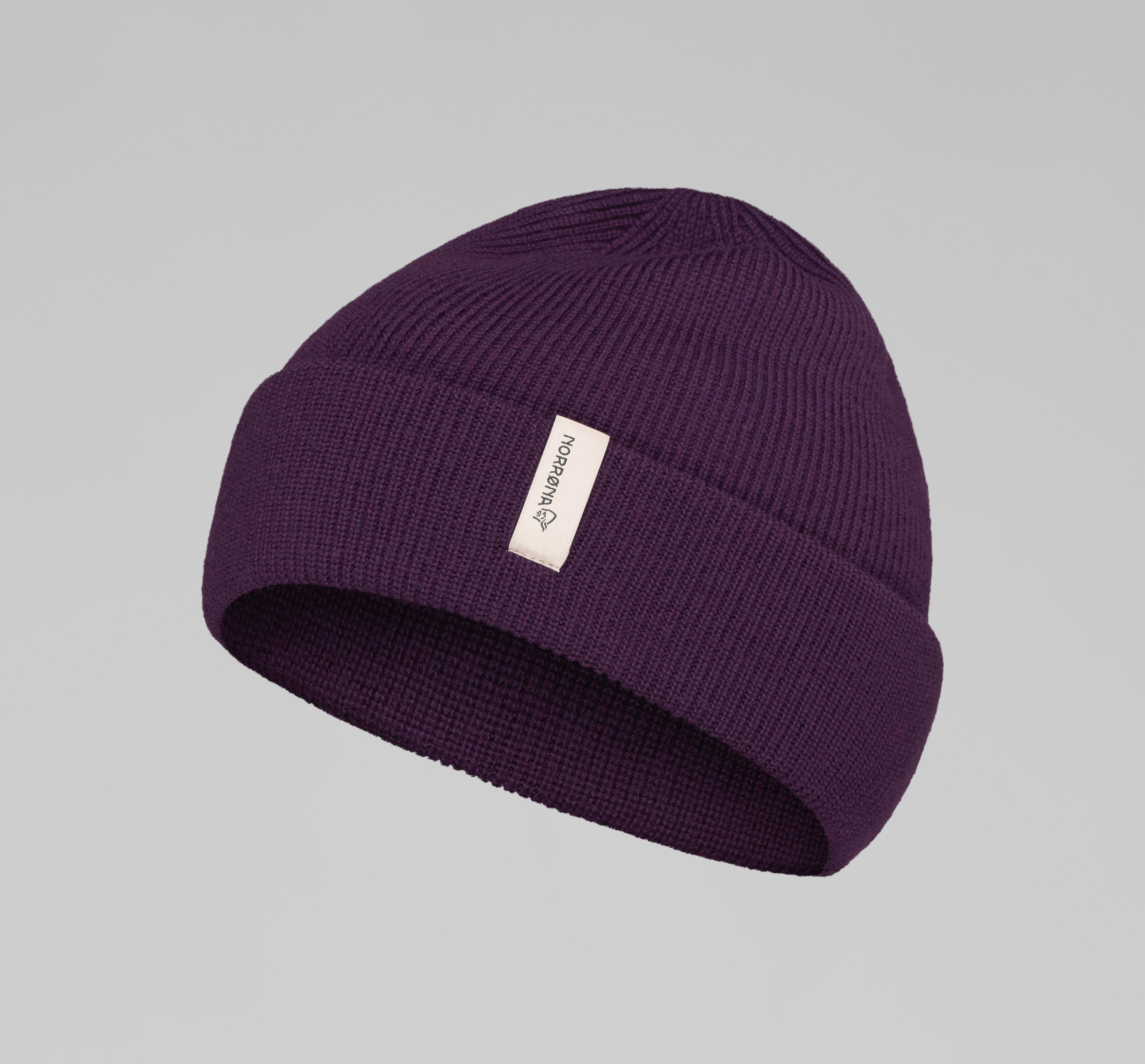 Packshot front image of 29 heavy merinoUll fisherman Beanie Wineberry