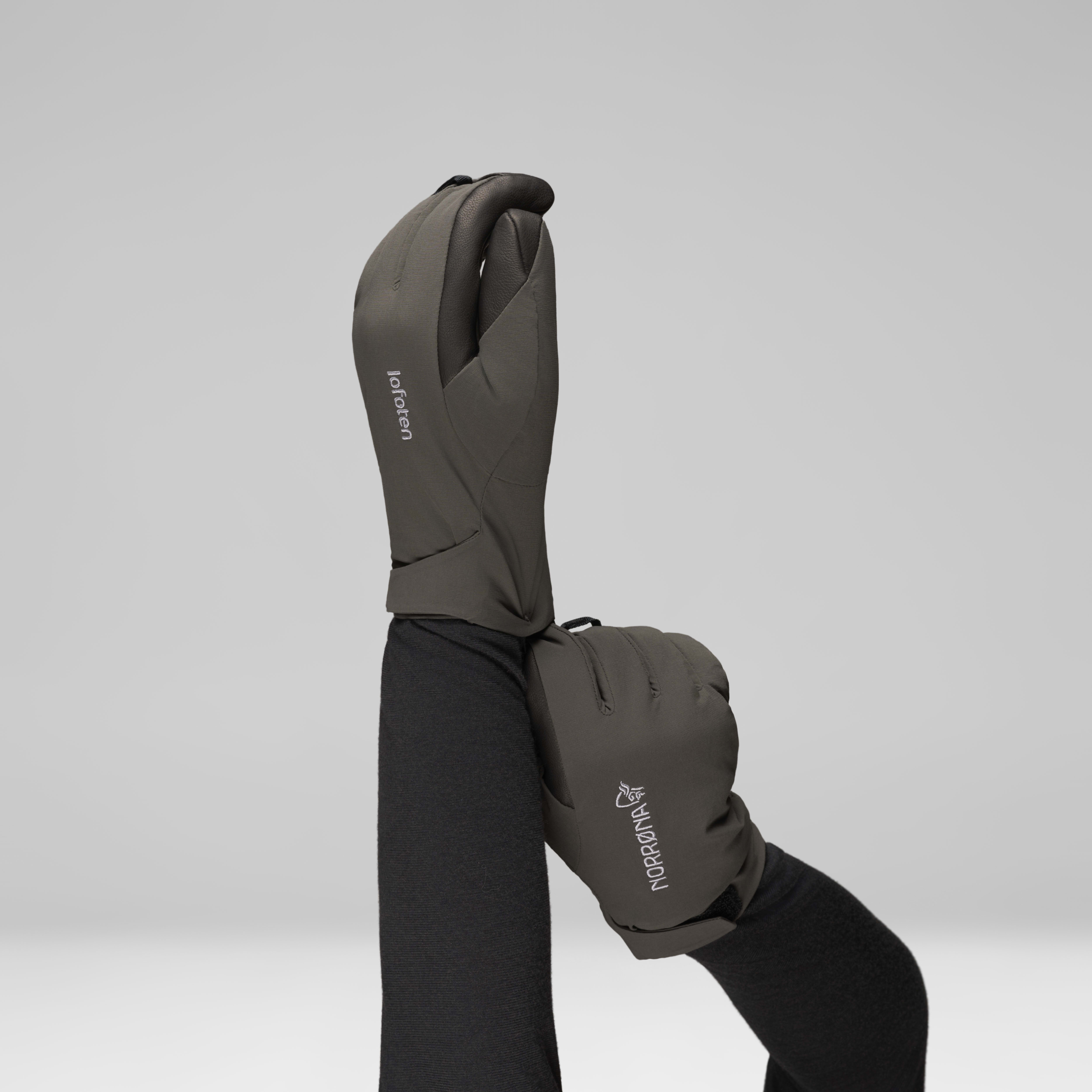 Female Look back image of lofoten dri1 PrimaLoft170 short Gloves Phantom