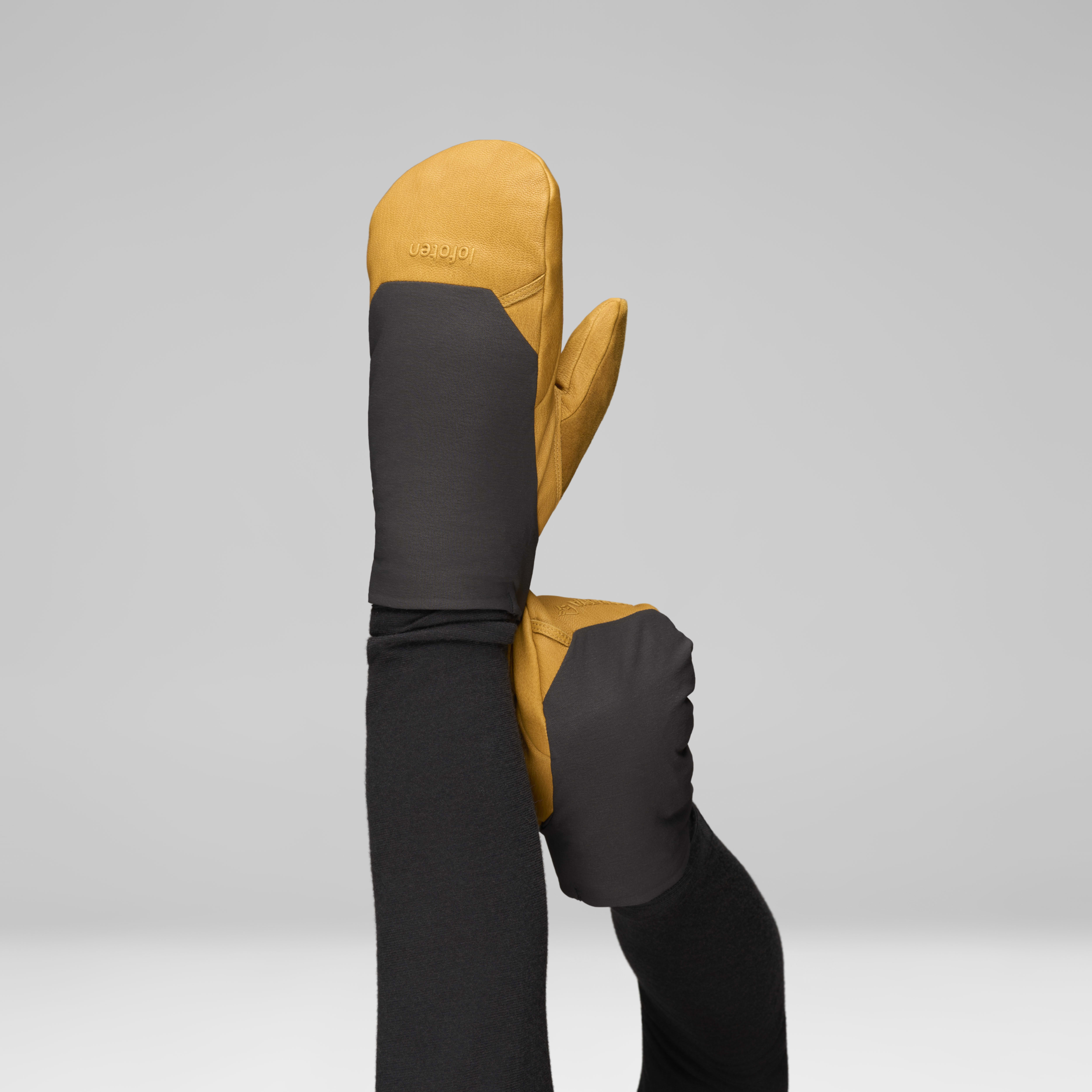 Female Look back image of lofoten Gore-Tex thermo200 short Mittens Kangaroo