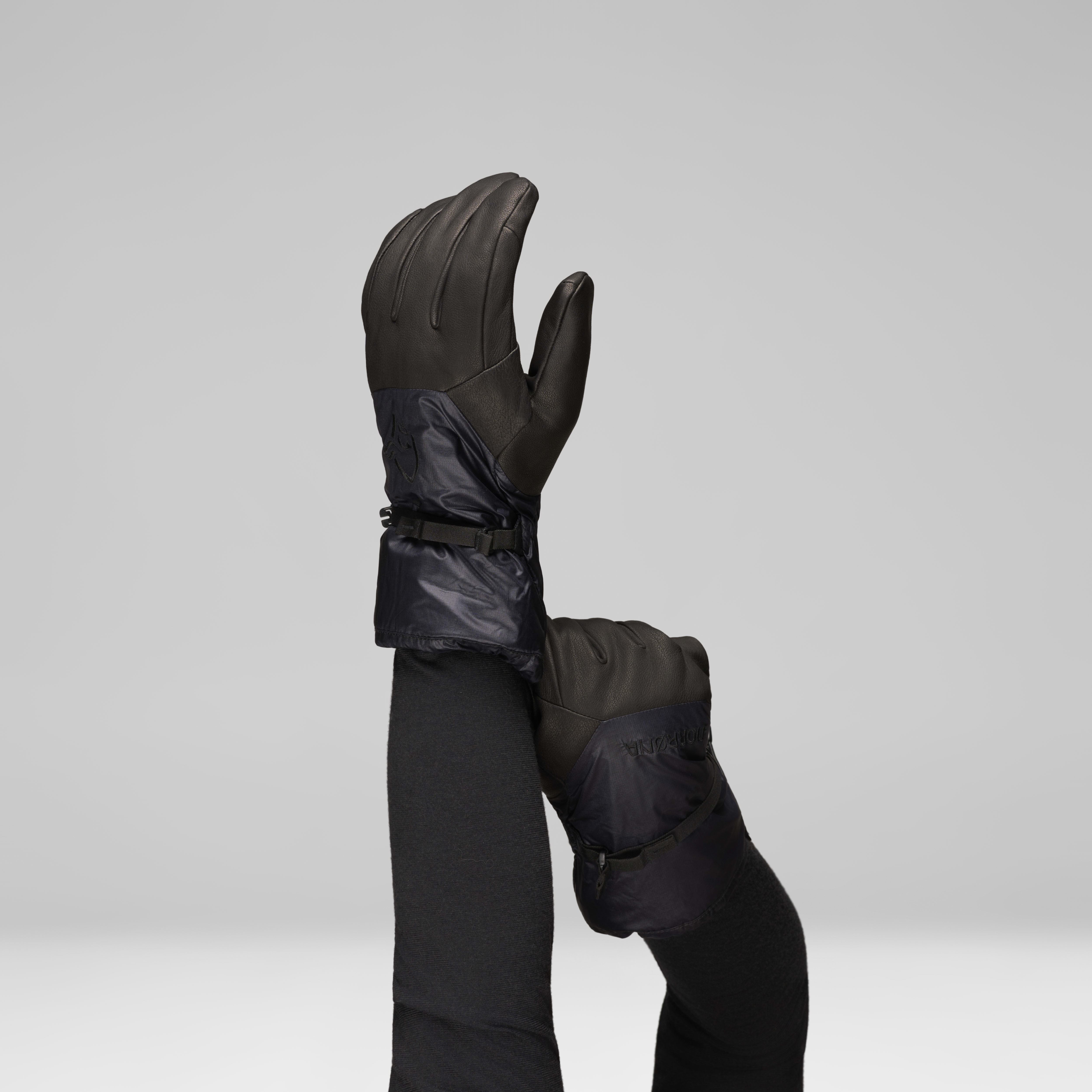 Female Look back image of trollveggen Gore-Tex Gloves Caviar Black