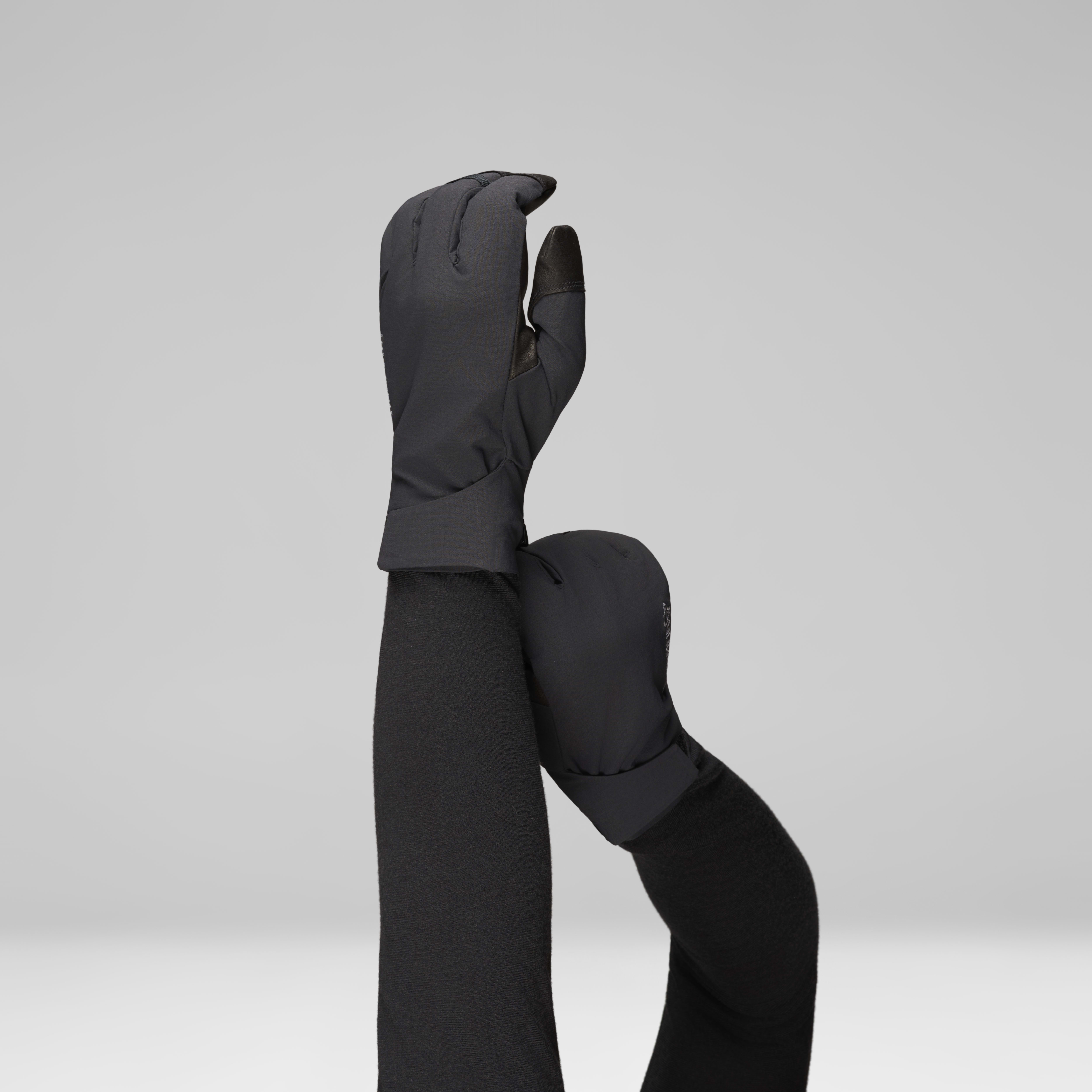 Female Look back image of falketind dri short Gloves Caviar Black