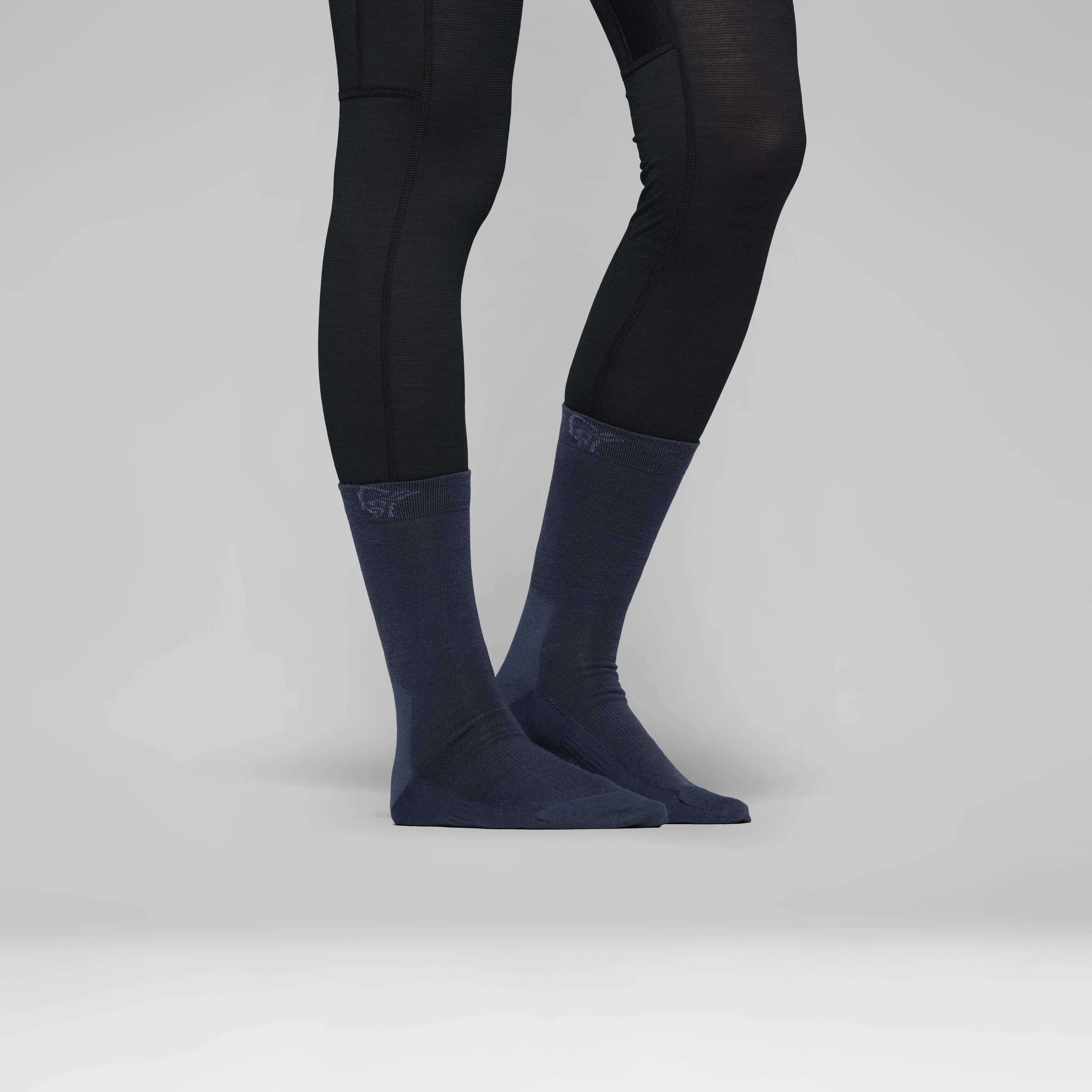 Female Look back image of falketind light merinoUll Socks Indigo Night/Dark Denim