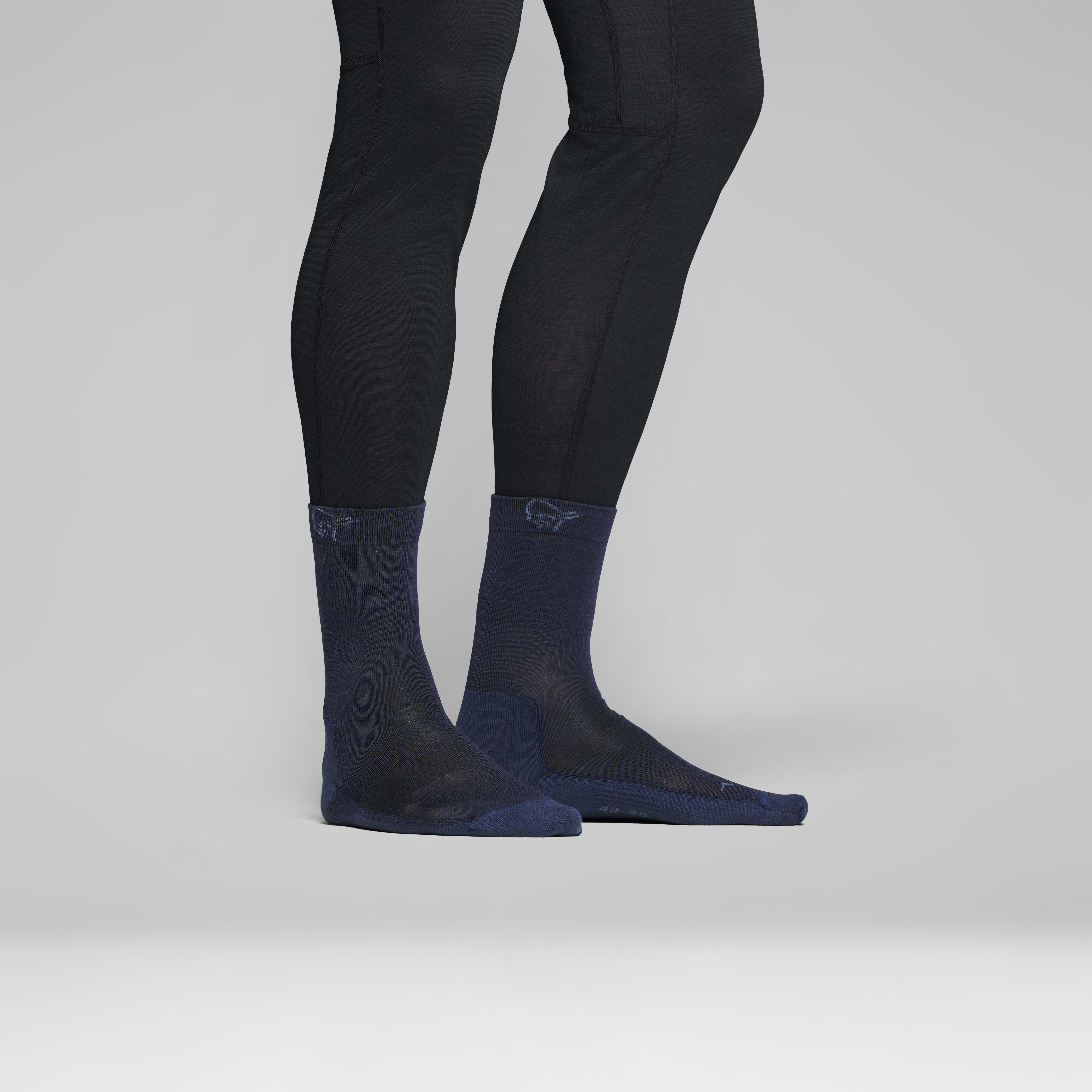Female Look back image of falketind light merinoUll Socks Indigo Night/Dark Denim