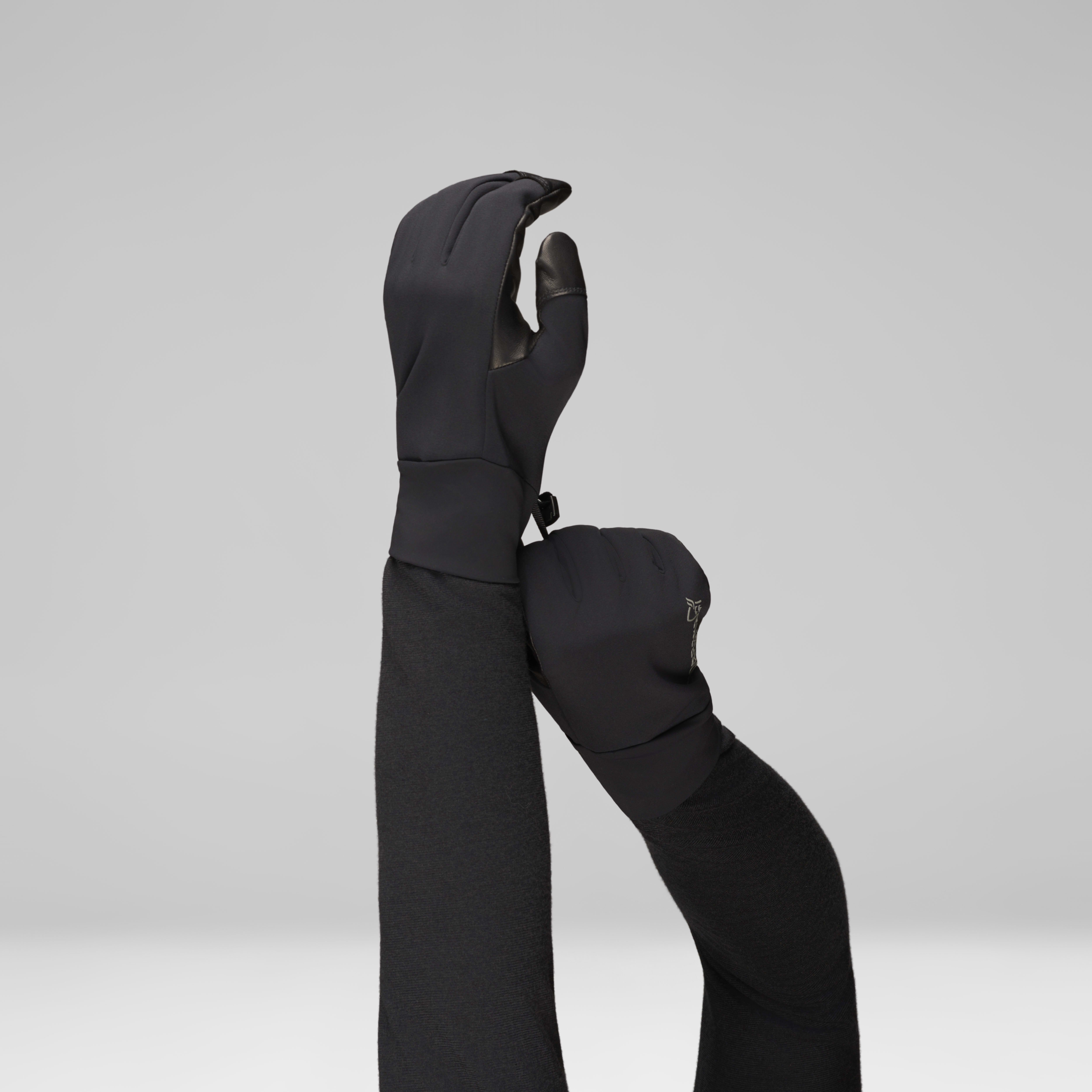 Female Look back image of falketind Windstopper short Gloves Caviar Black