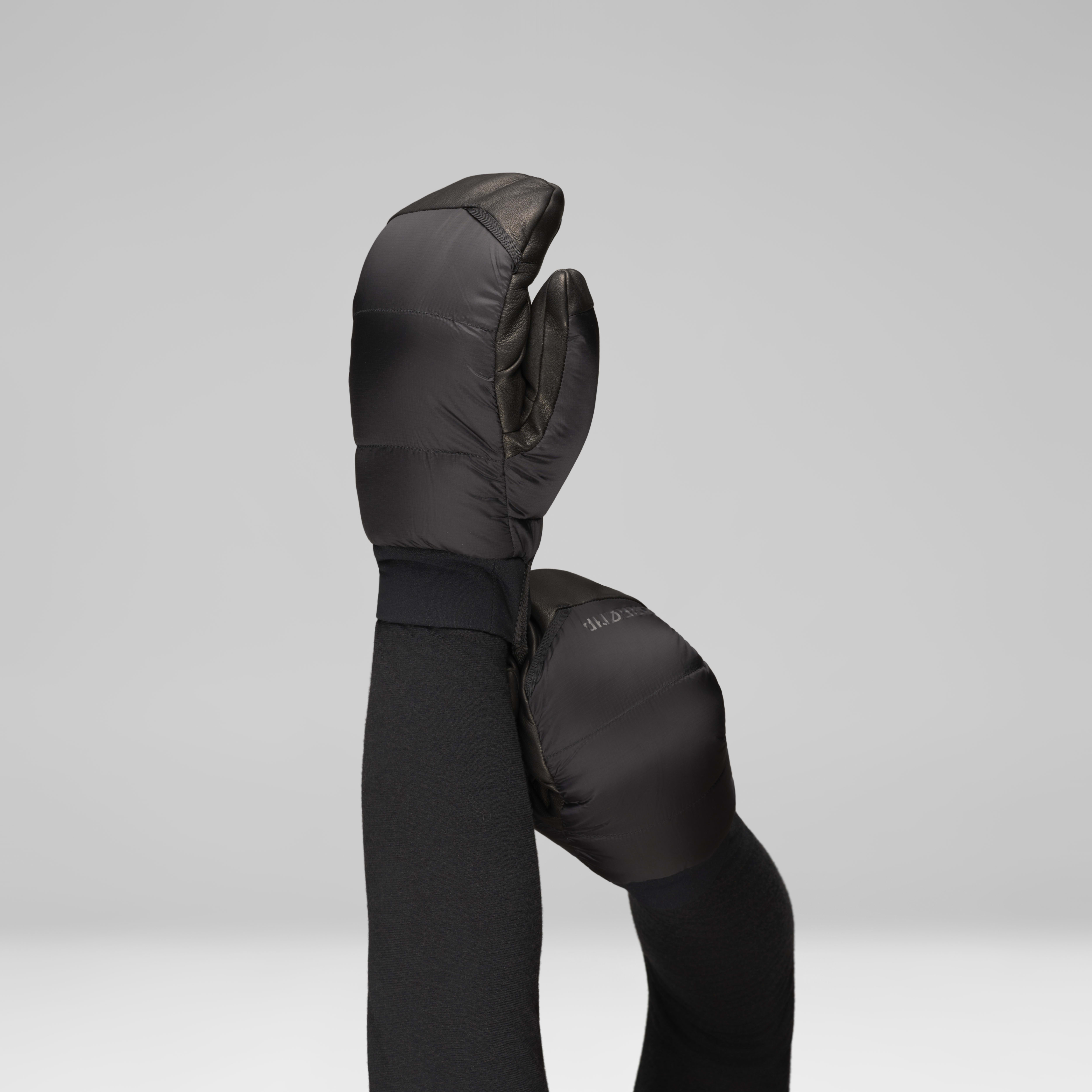 Female Look back image of lyngen down750 Mittens Caviar Black