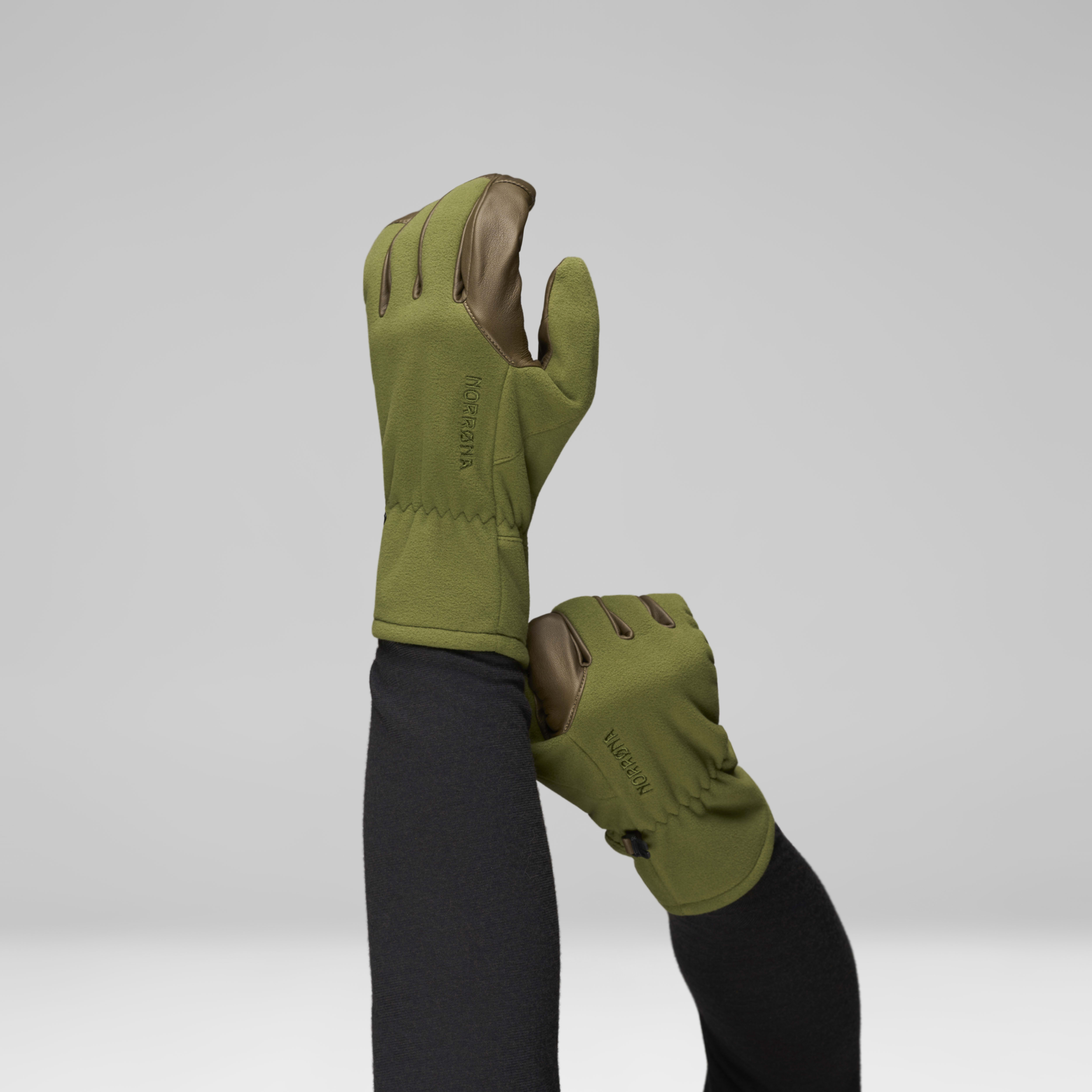 Female Look back image of finnskogen Windstopper Gloves Green