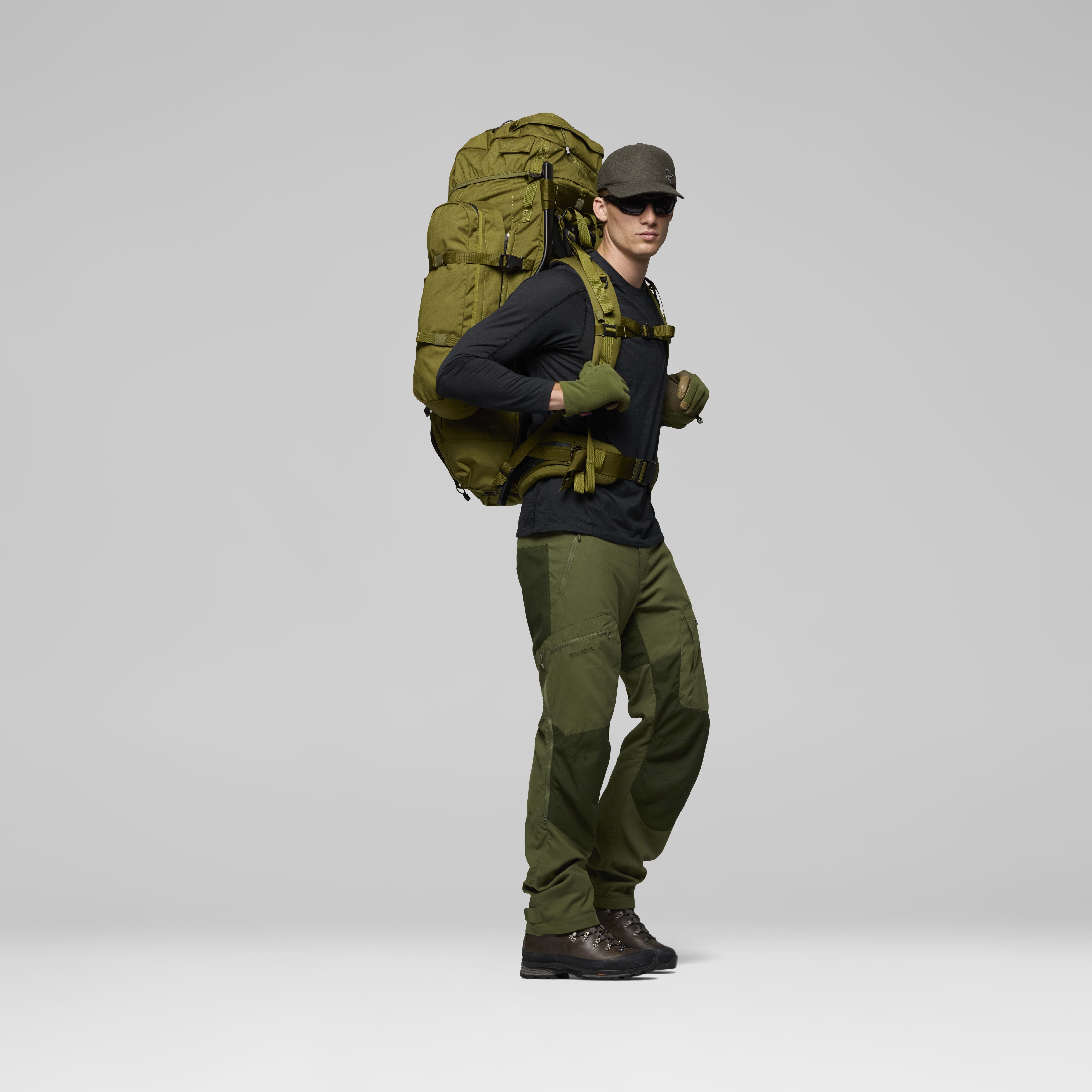 Male Look back image of recon synkroflex 125L Pack Military Green