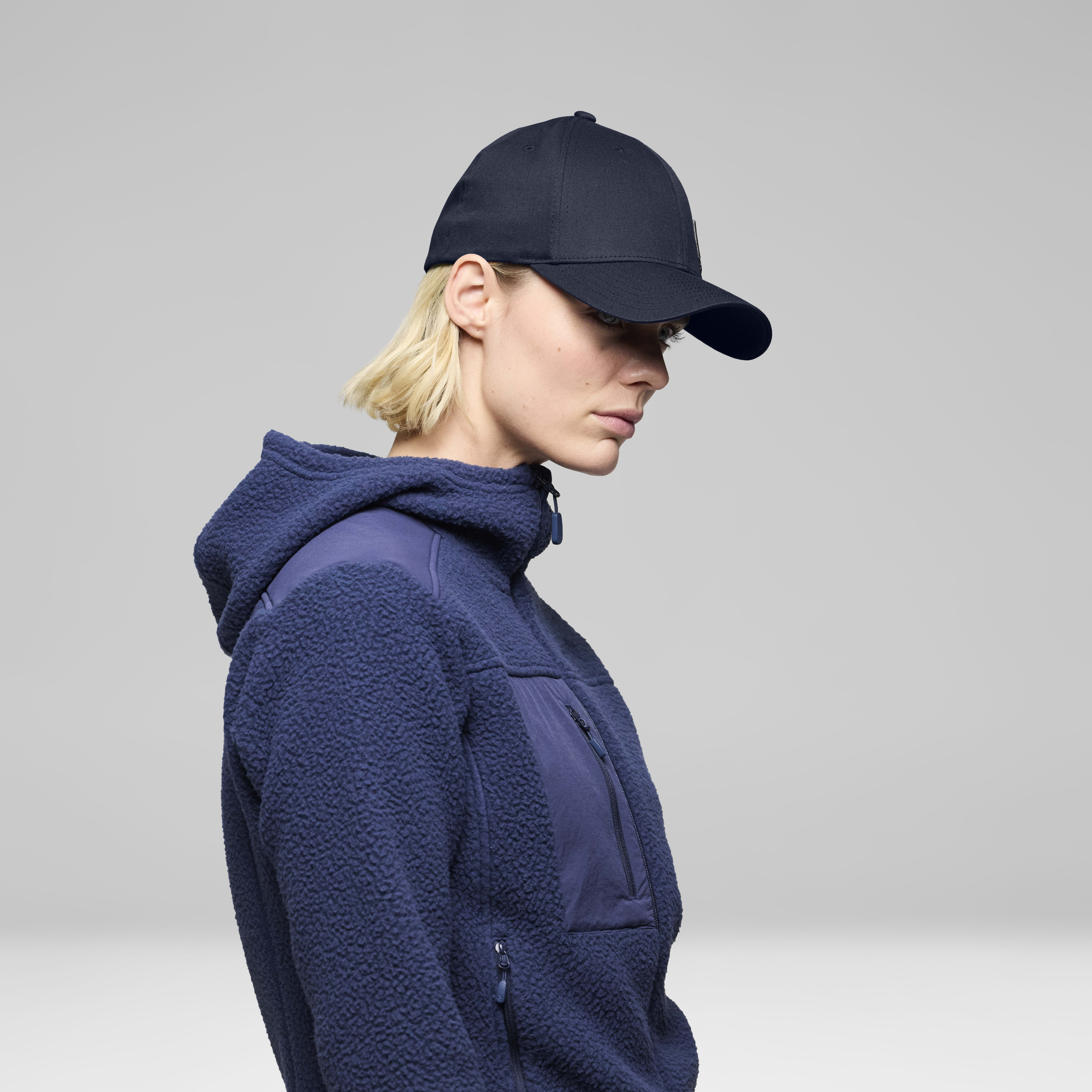 Female Look back image of 29 Flexfit Cap Indigo Night/Drizzle