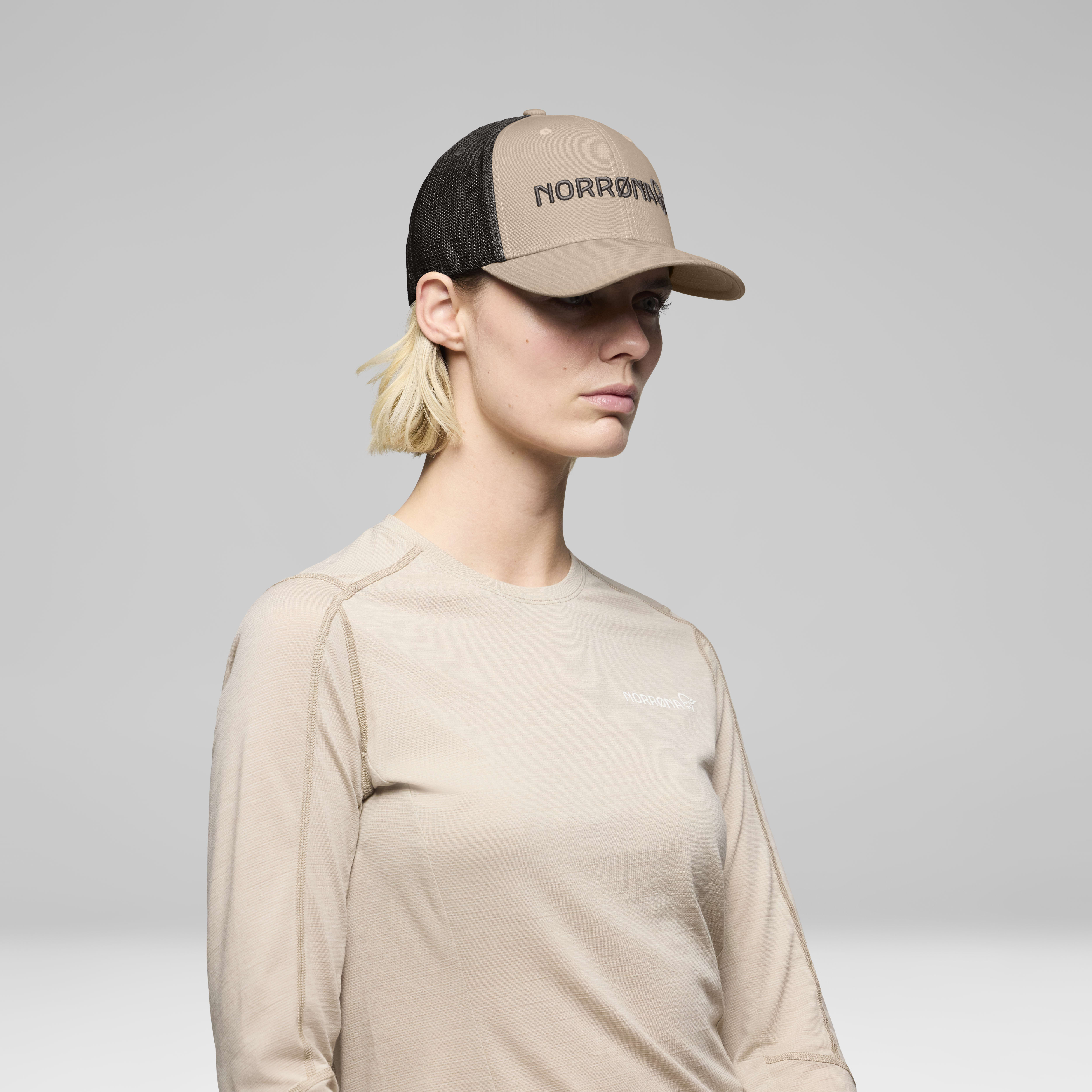 Female Look back image of 29 Flexfit 3D Cap Oyster Gray