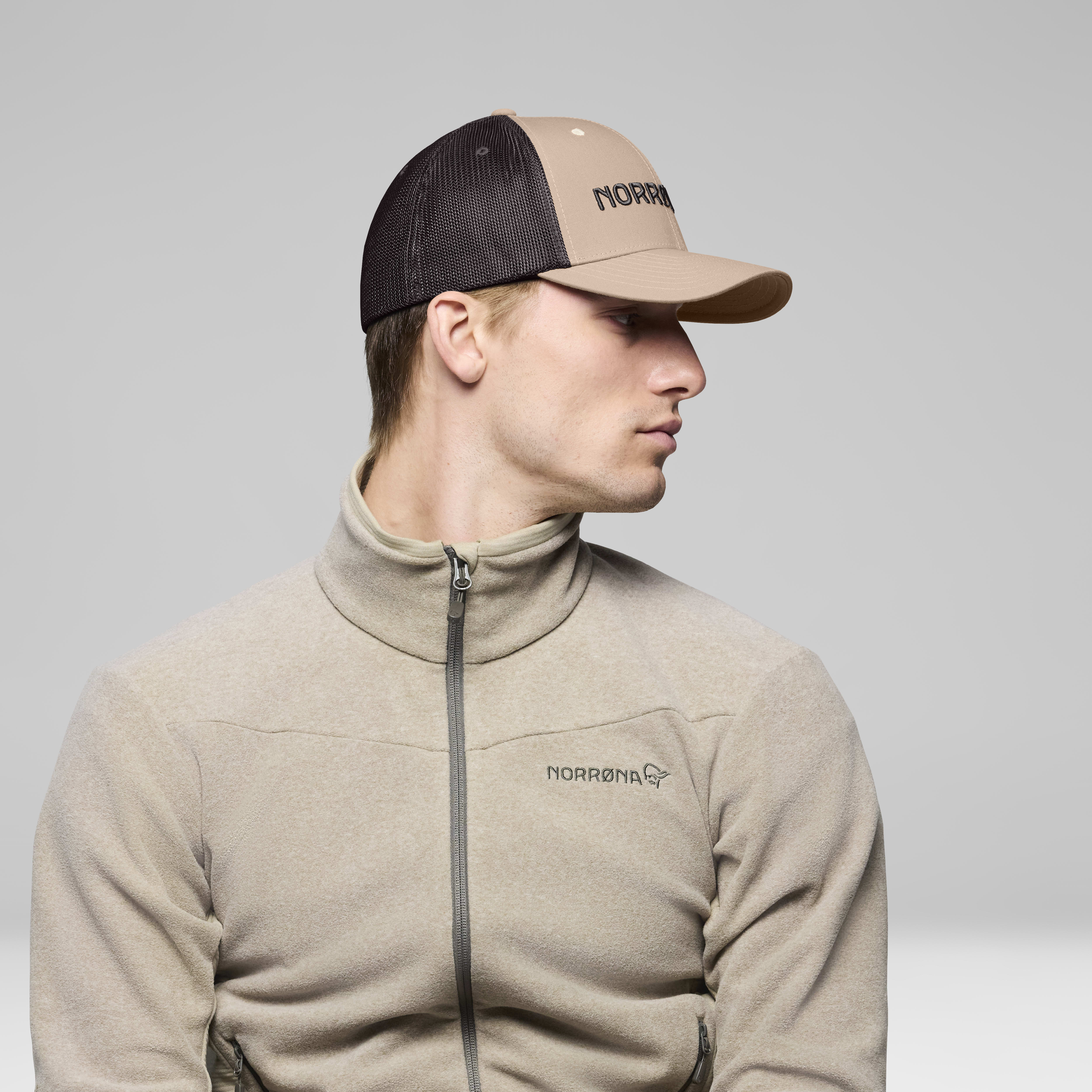 Female Look back image of 29 Flexfit 3D Cap Oyster Gray