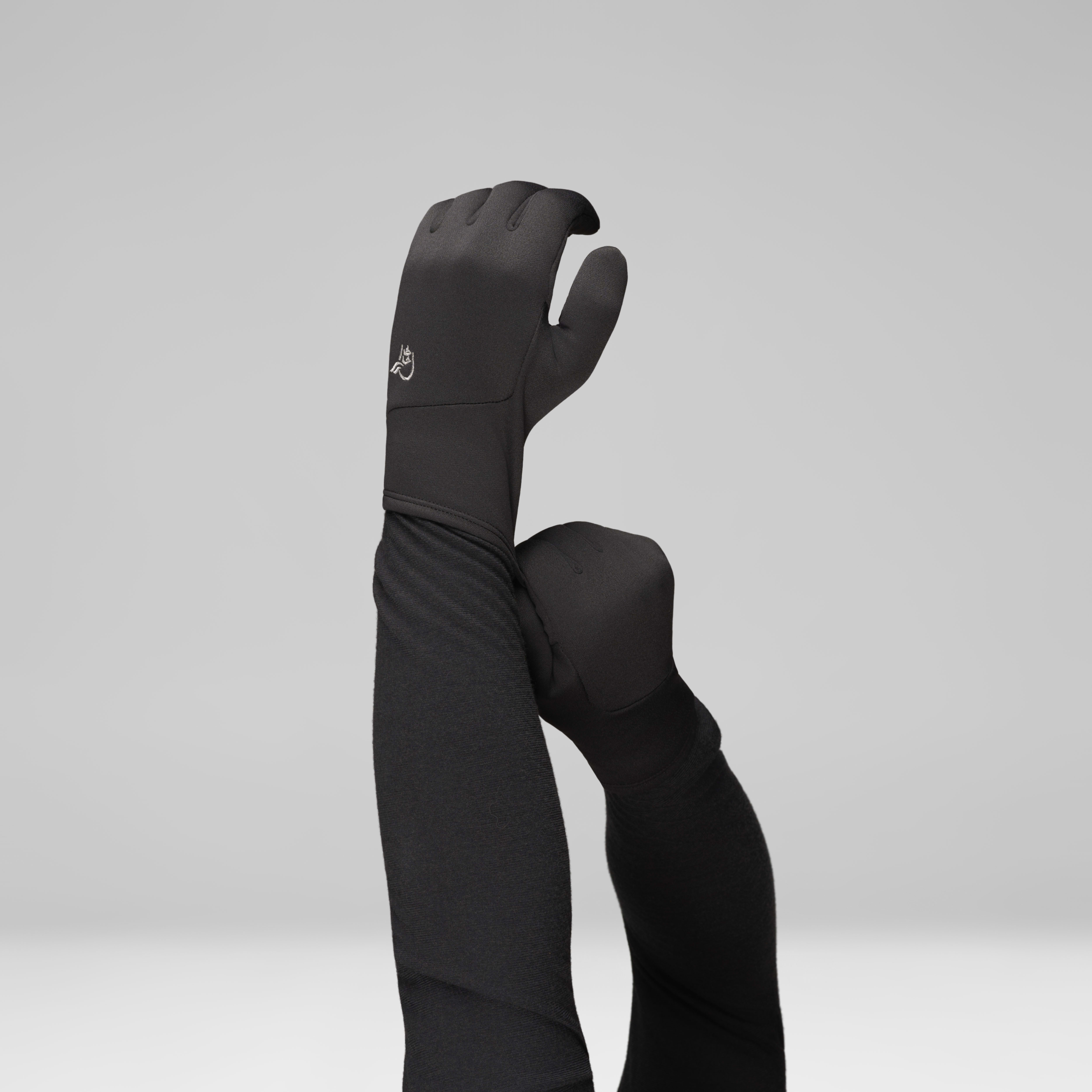 Female Look back image of 29 warm2 stretch Gloves Caviar Black