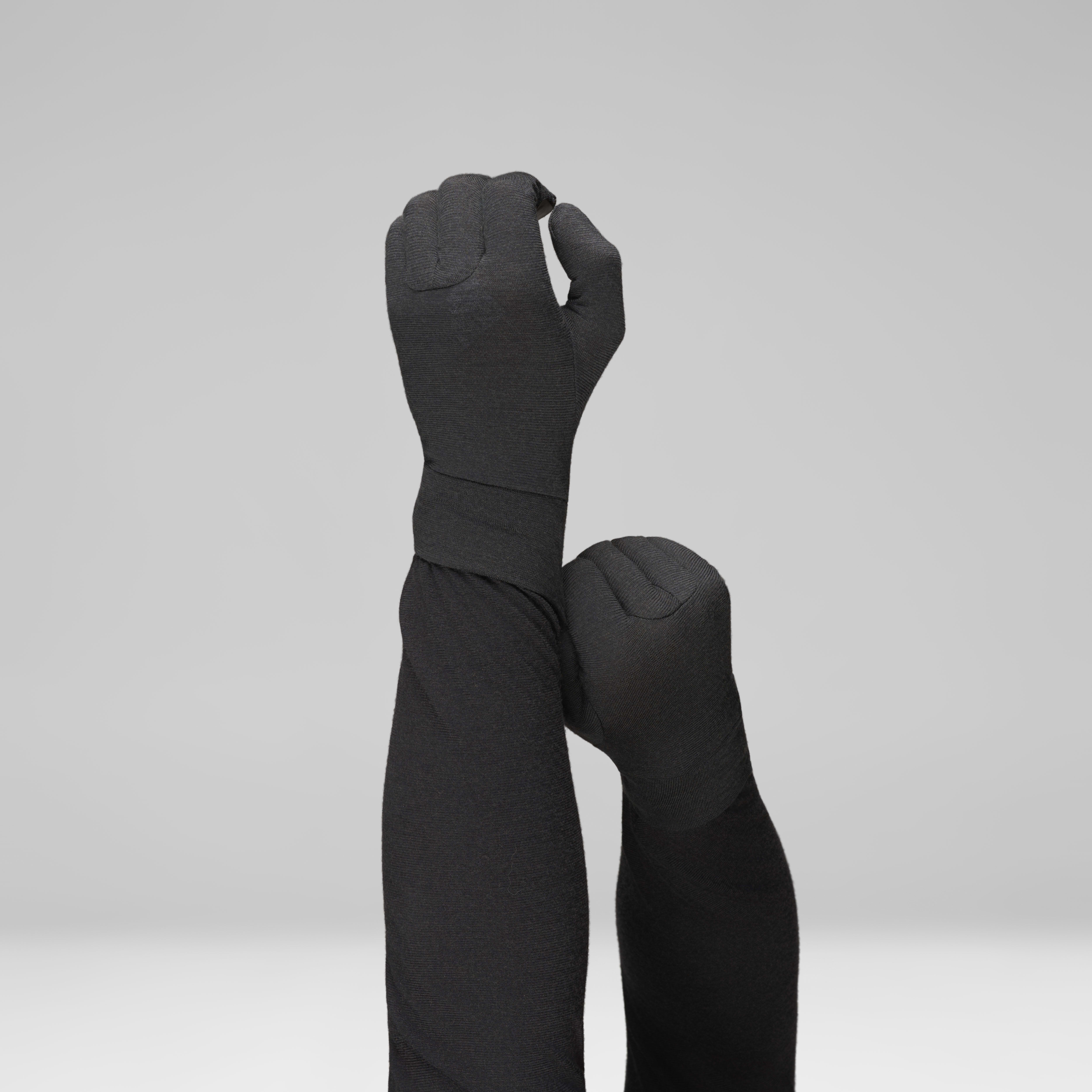 Female Look back image of 29 pureUll liner Gloves Caviar Black