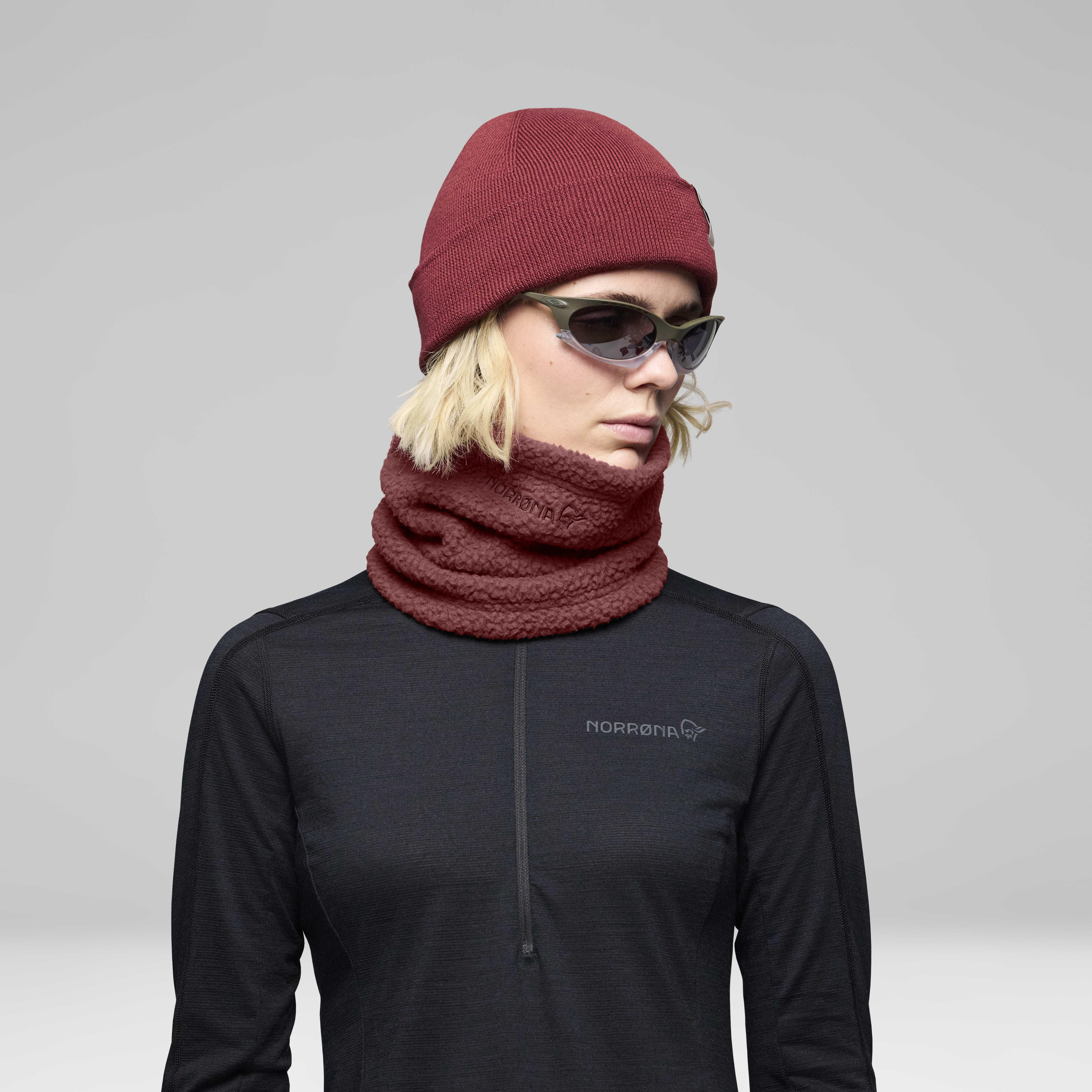 Female Look back image of 29 warm3 Neck Port