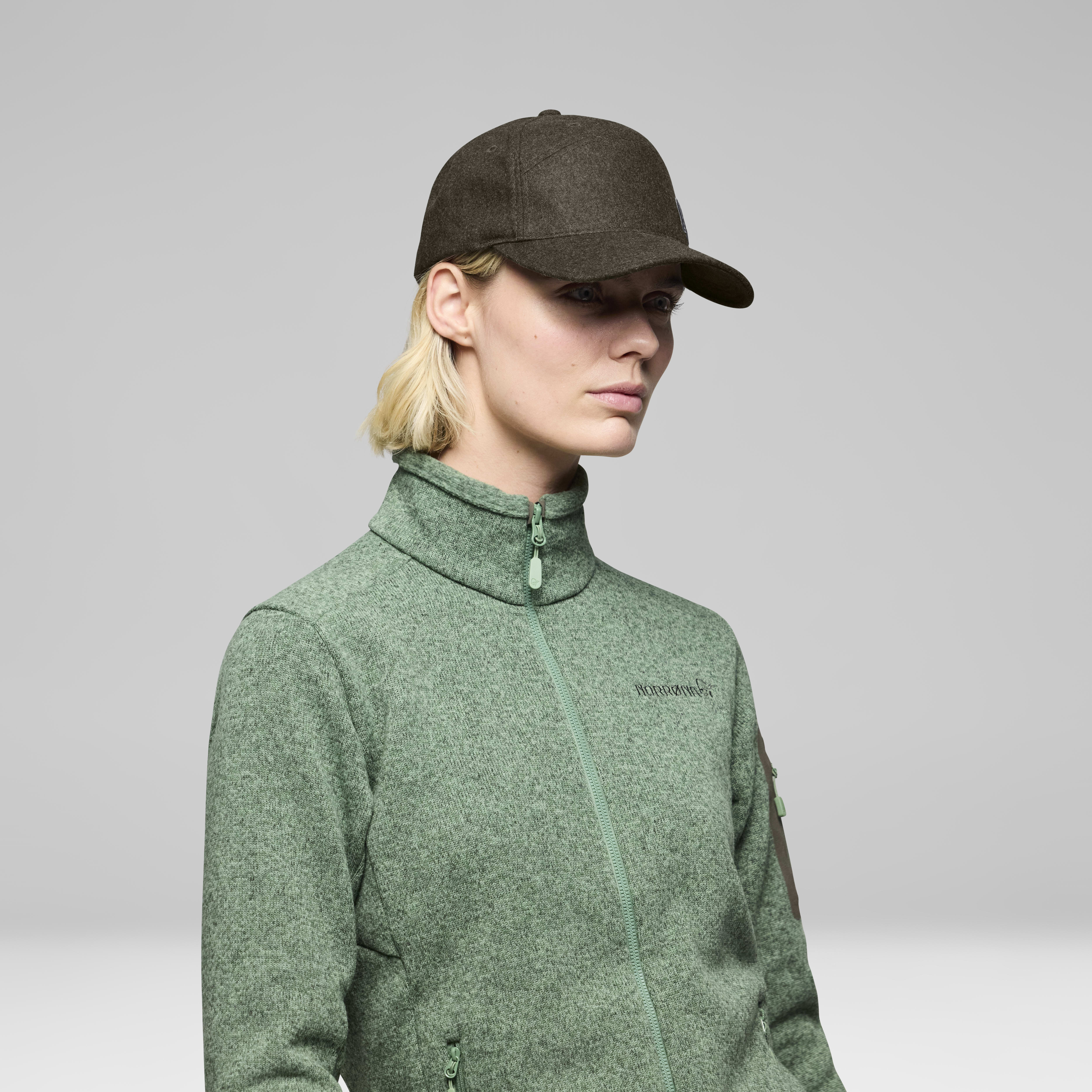 Female Look back image of 29 wool Cap Rosin