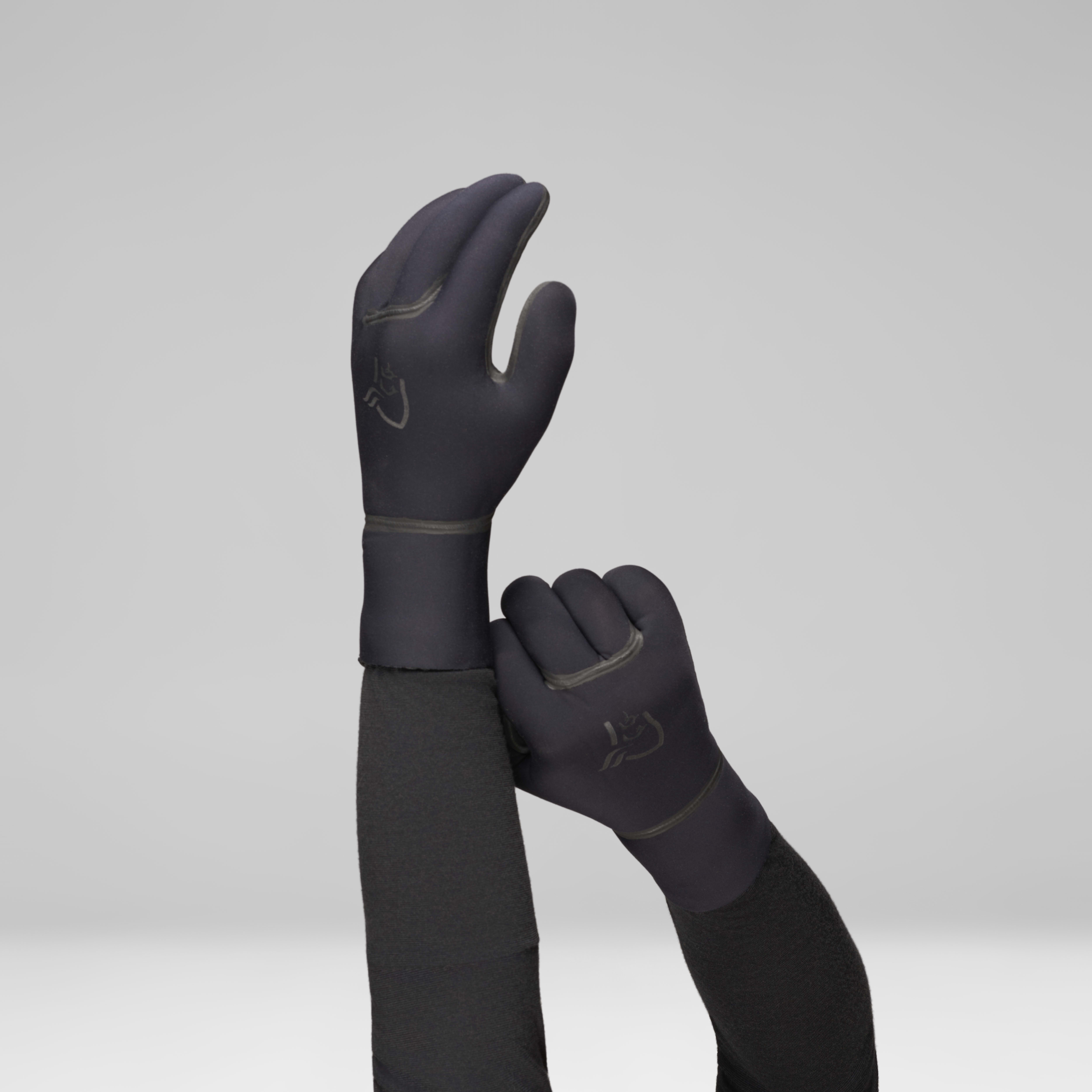 Female Look back image of unstad 5mm Wetsuite Gloves Caviar Black