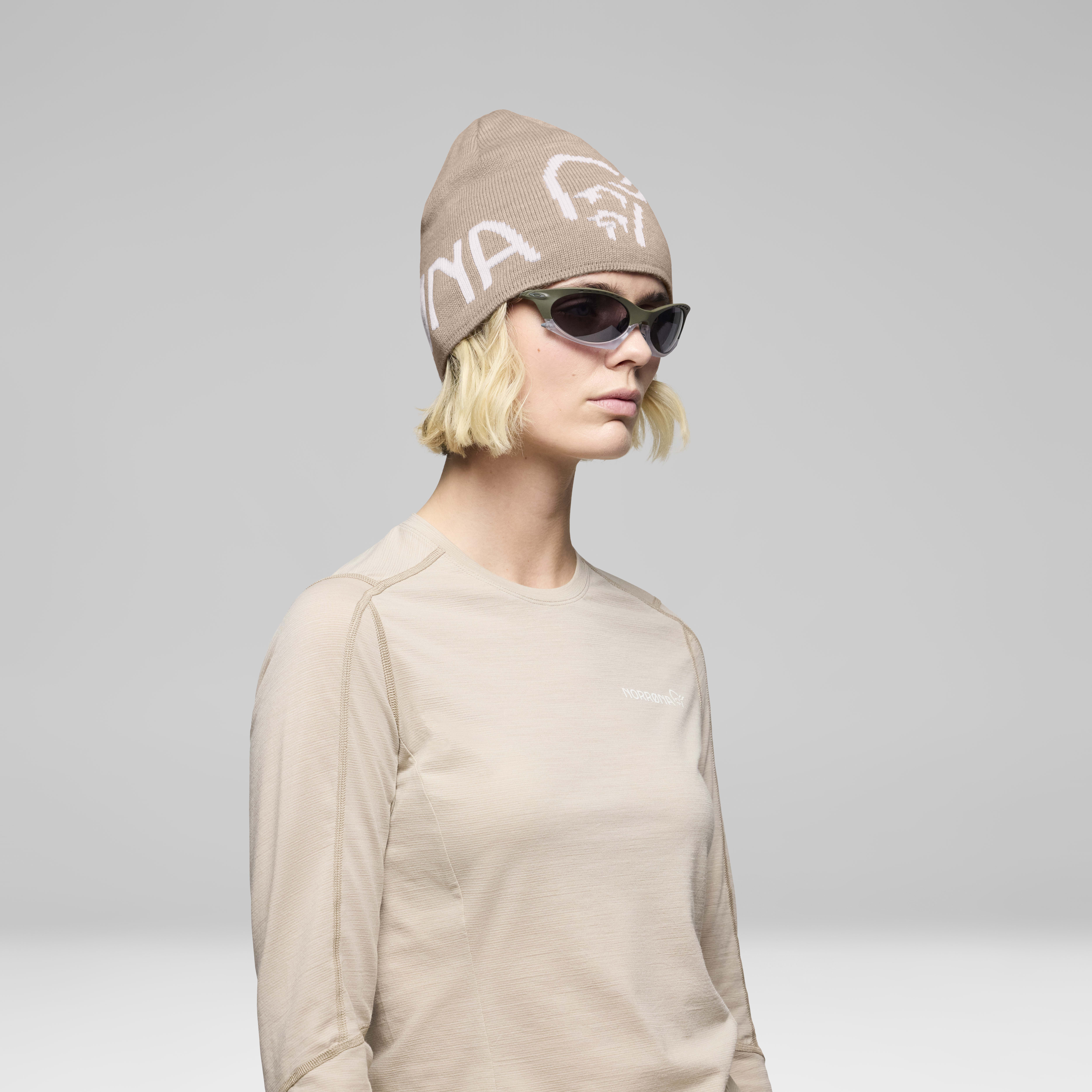 Female Look back image of 29 mid merinoUll logo Beanie Pure Cashmere