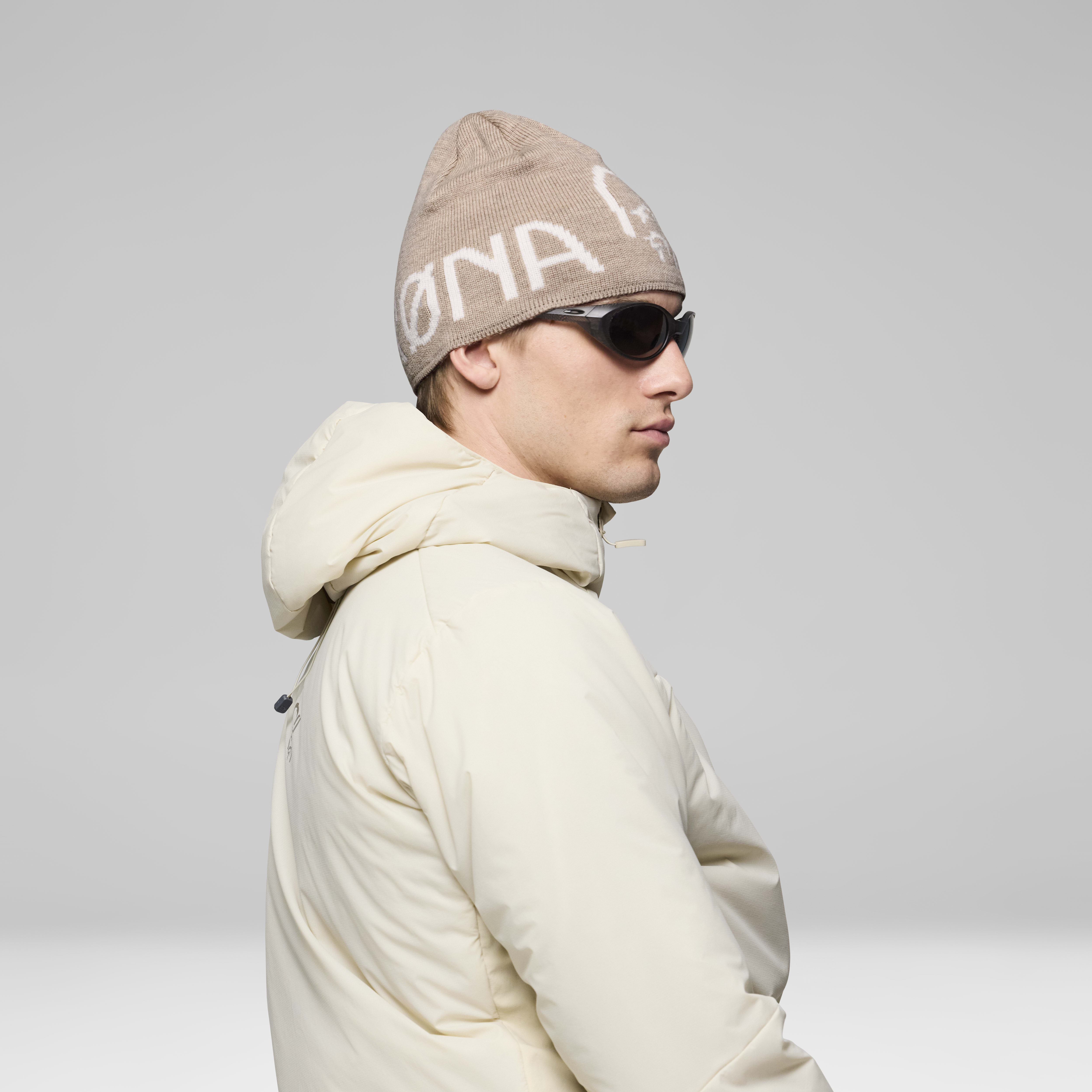 Female Look back image of 29 mid merinoUll logo Beanie Pure Cashmere
