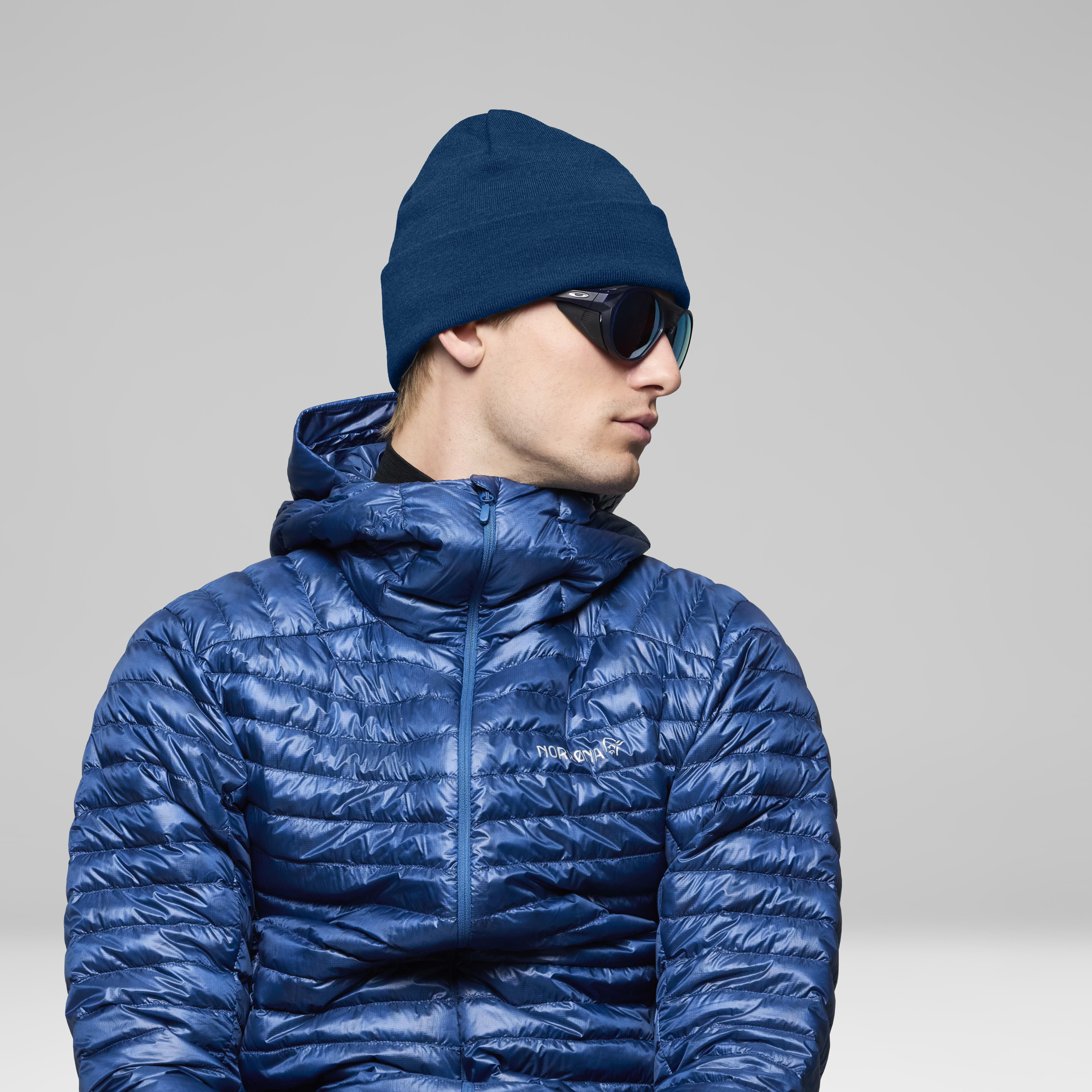 Female Look back image of 29 mid merinoUll Beanie Indigo Night