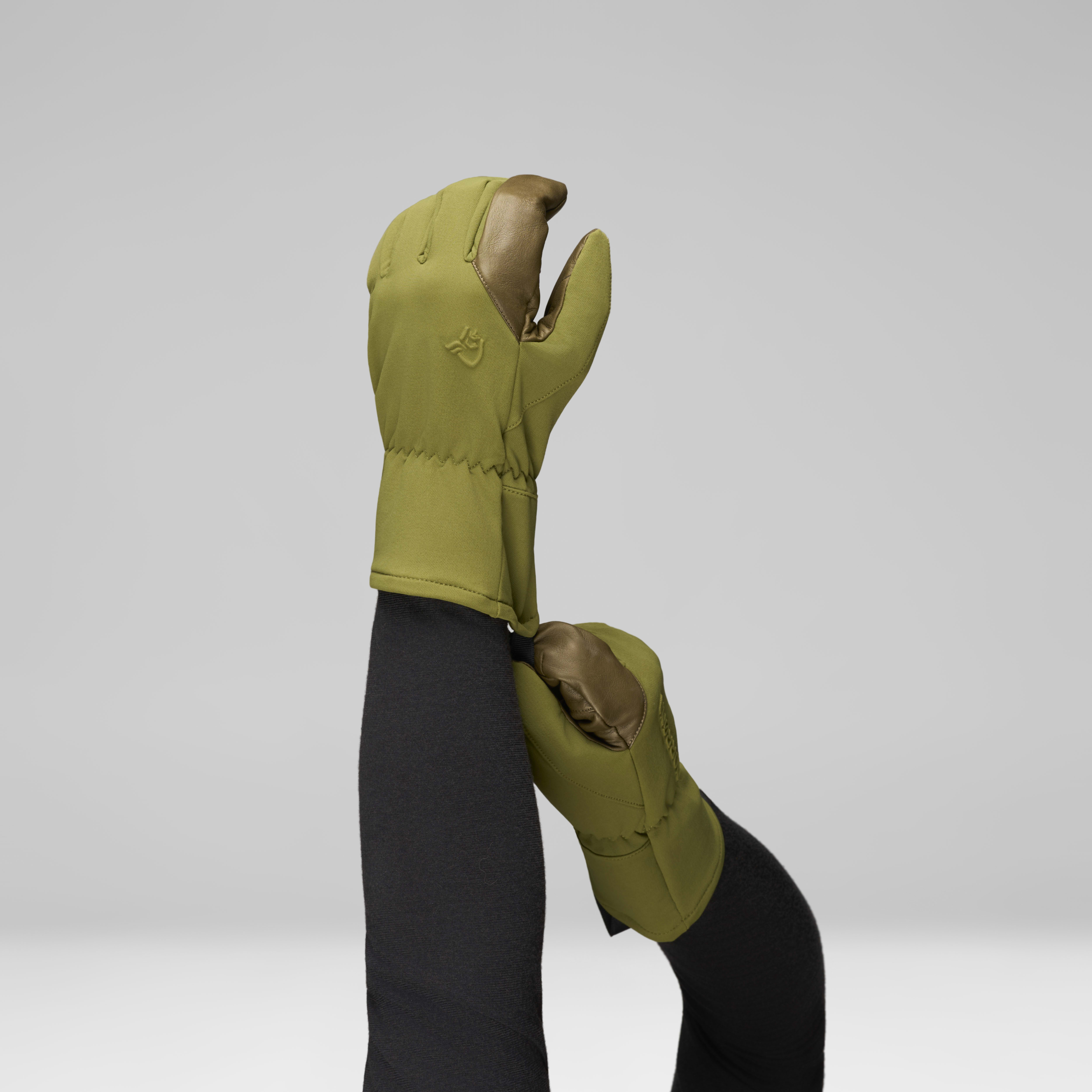 Female Look back image of finnskogen dri Gloves Forest Green