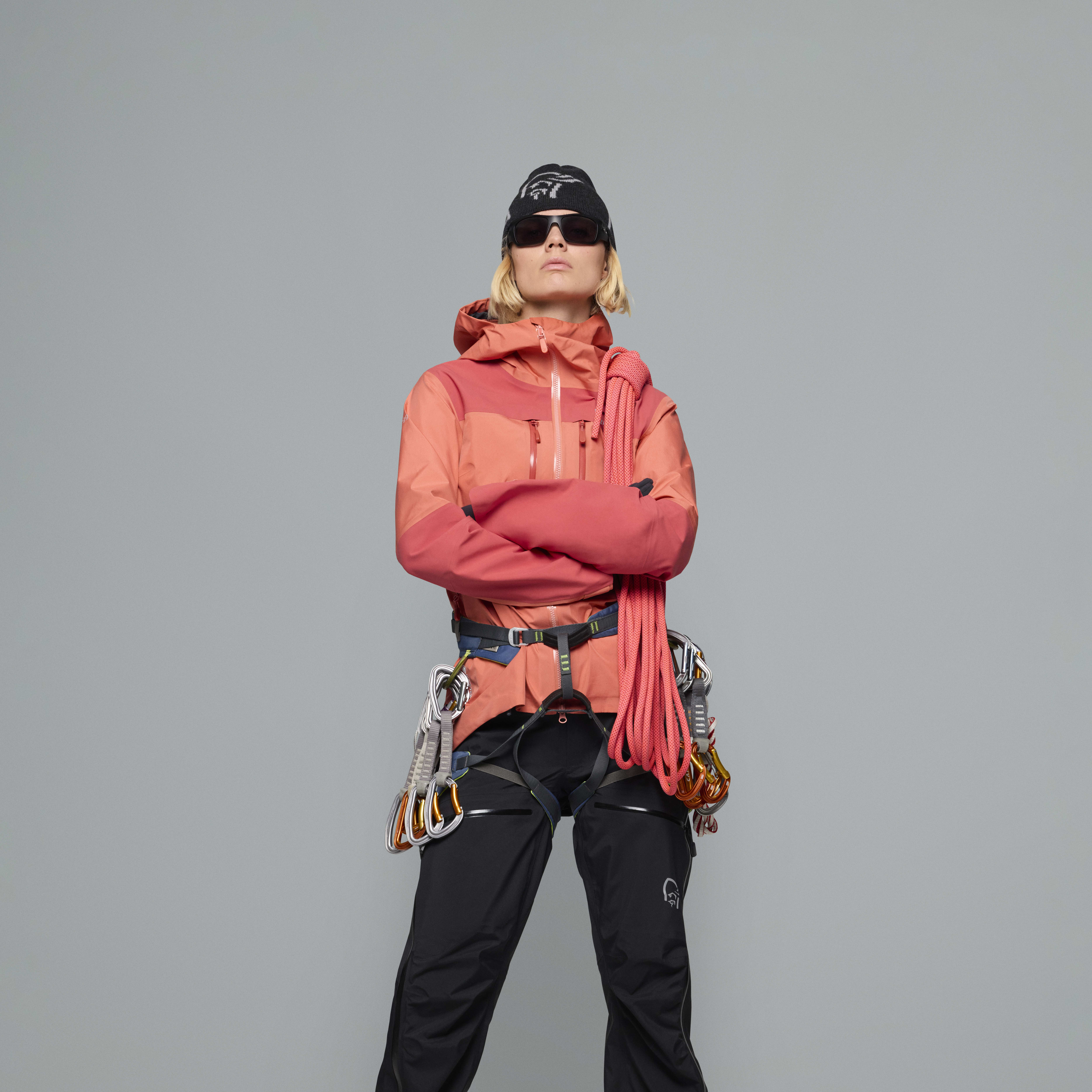 Female Look back image of trollveggen down800 super light Hood Baked Apple