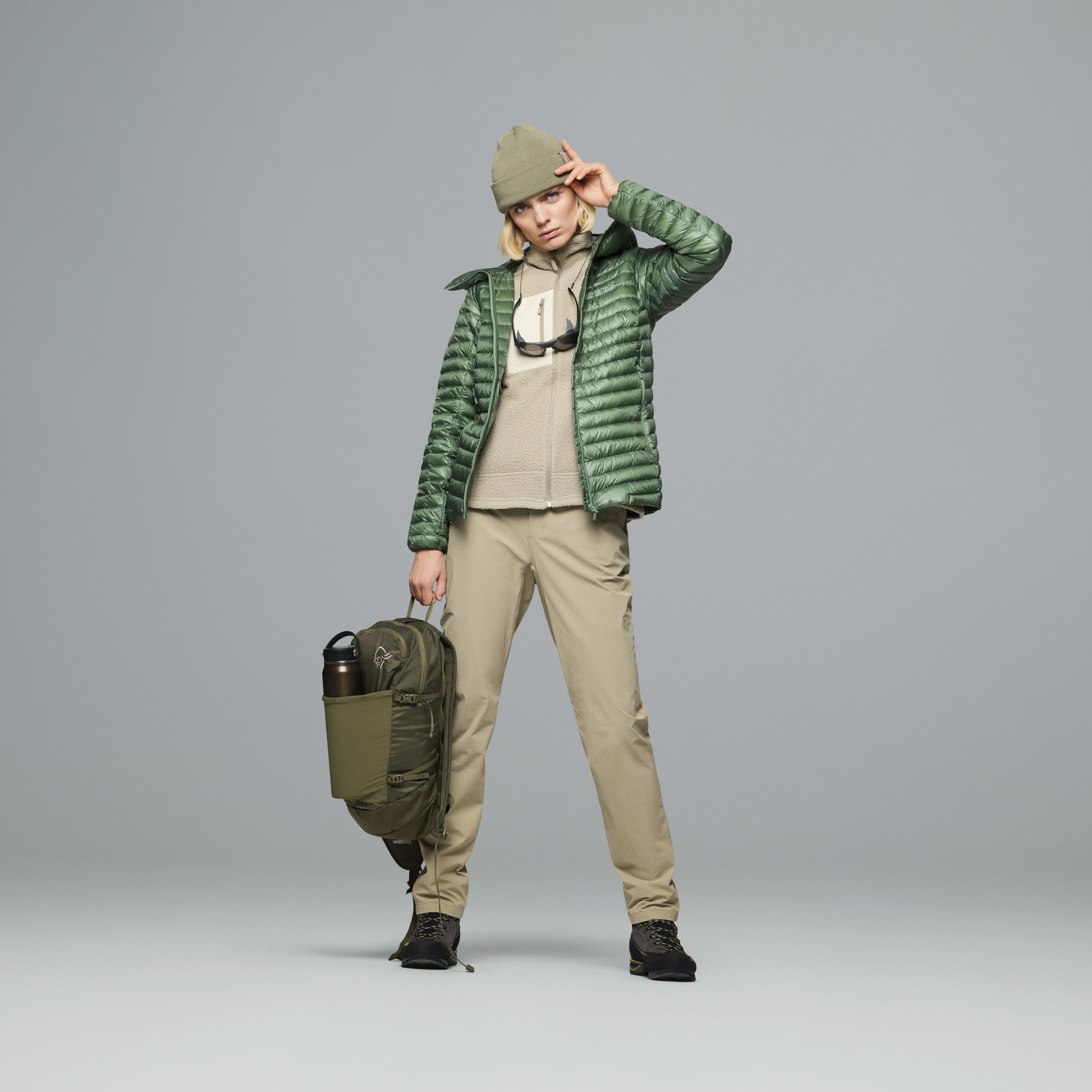 Female Look opening image of femund econyl70 15L Pack Olive Night