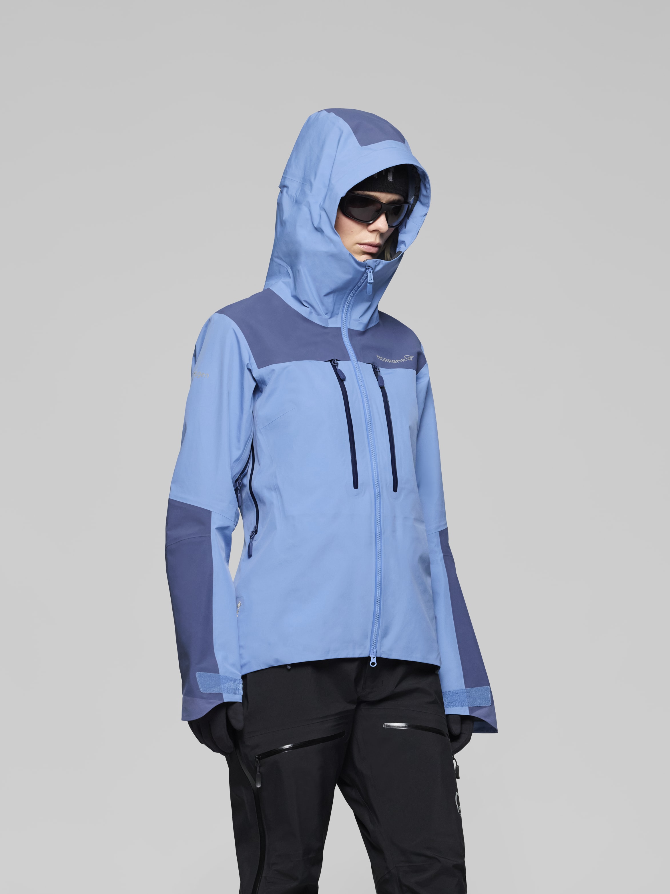 Female Look image of trollveggen trollveggen Gore-Tex Pro light Jacket W's Allure/Vintage Indigo