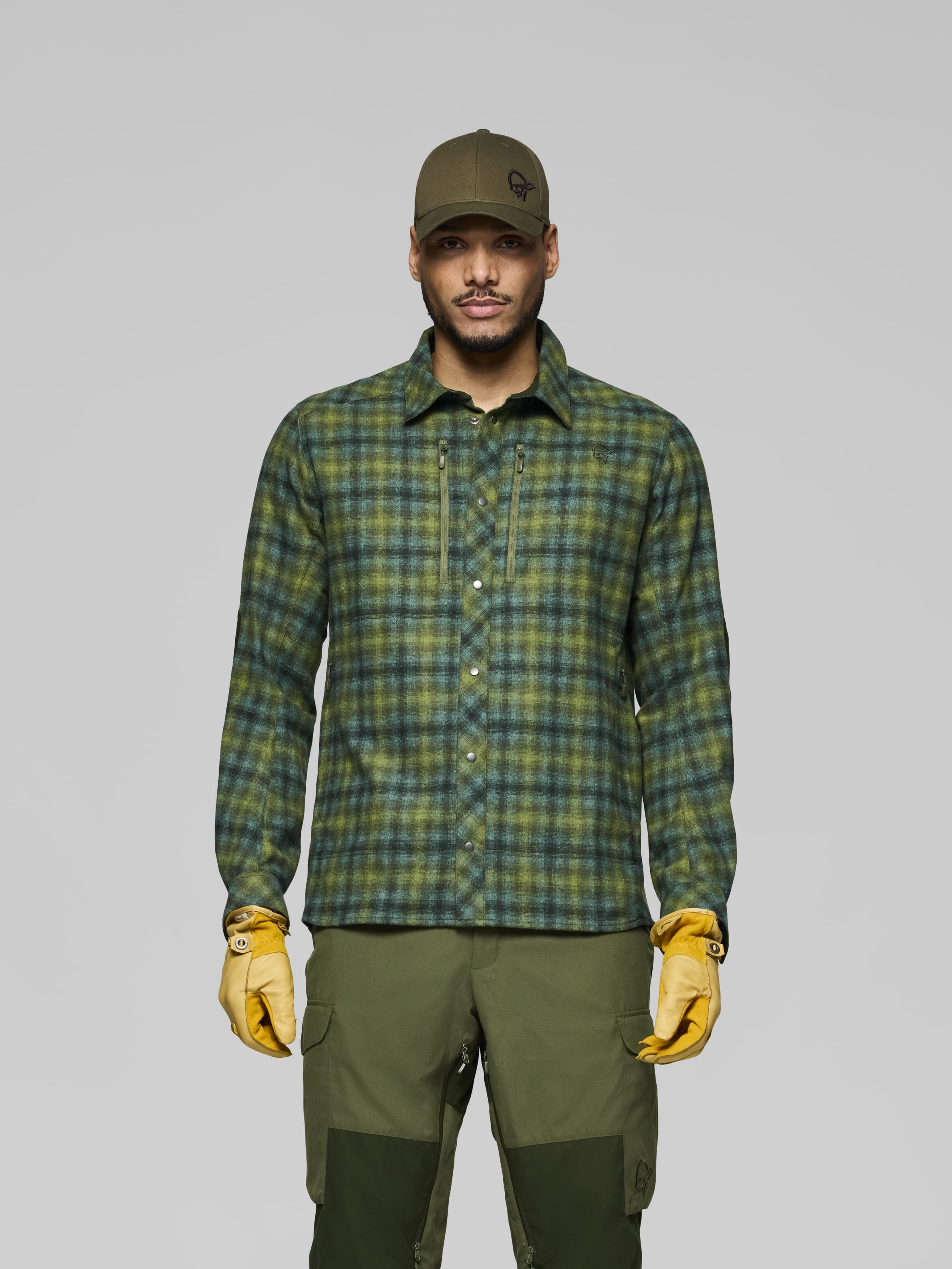 Male Look image of finnskogen wool Shirt Forest Green