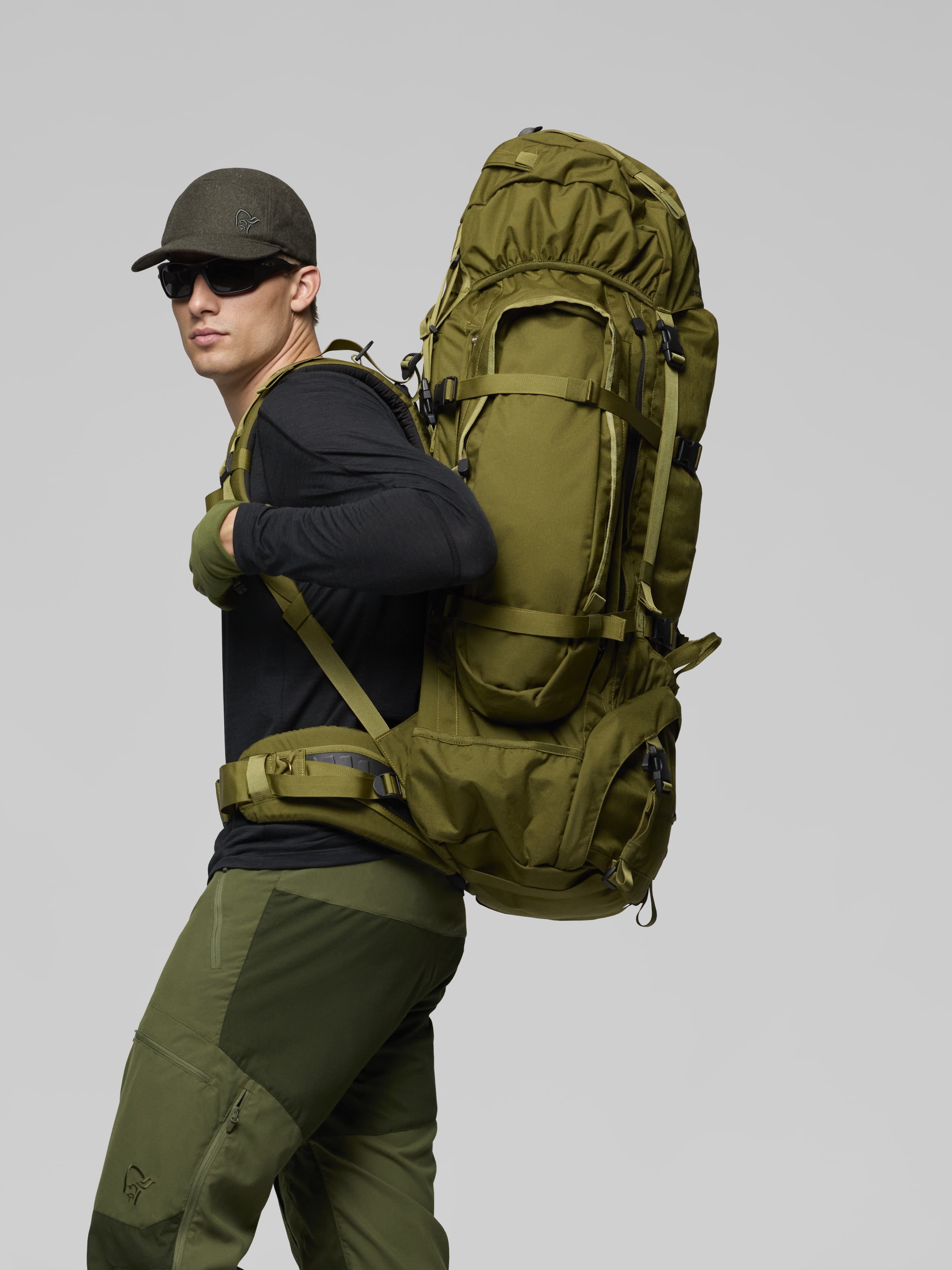 Male Look image of recon synkron3 120L Pack Green