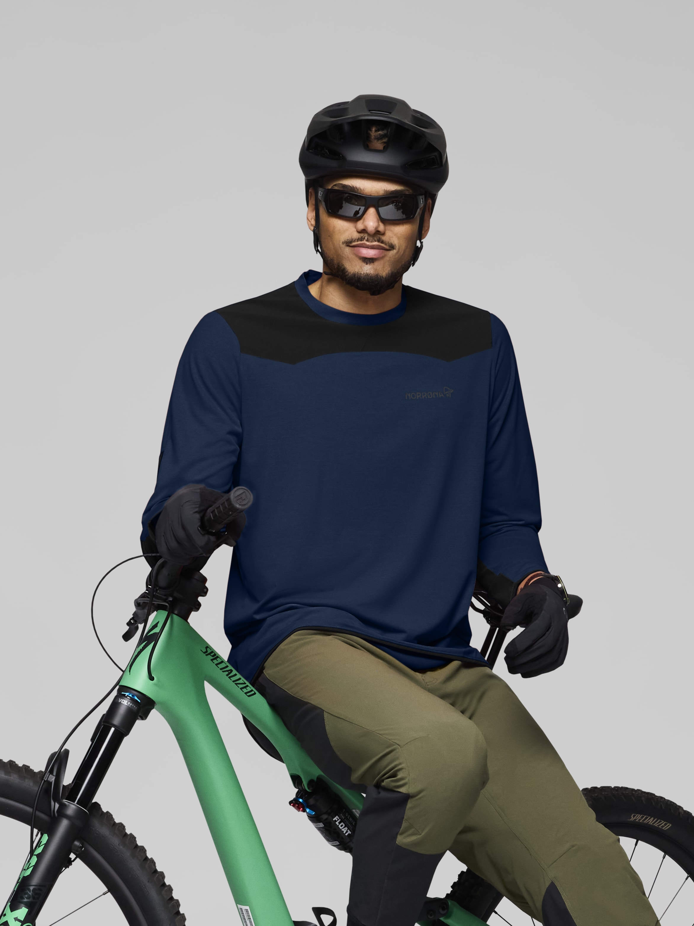 Male Look image of skibotn equaliser tech Long Sleeve Indigo Night