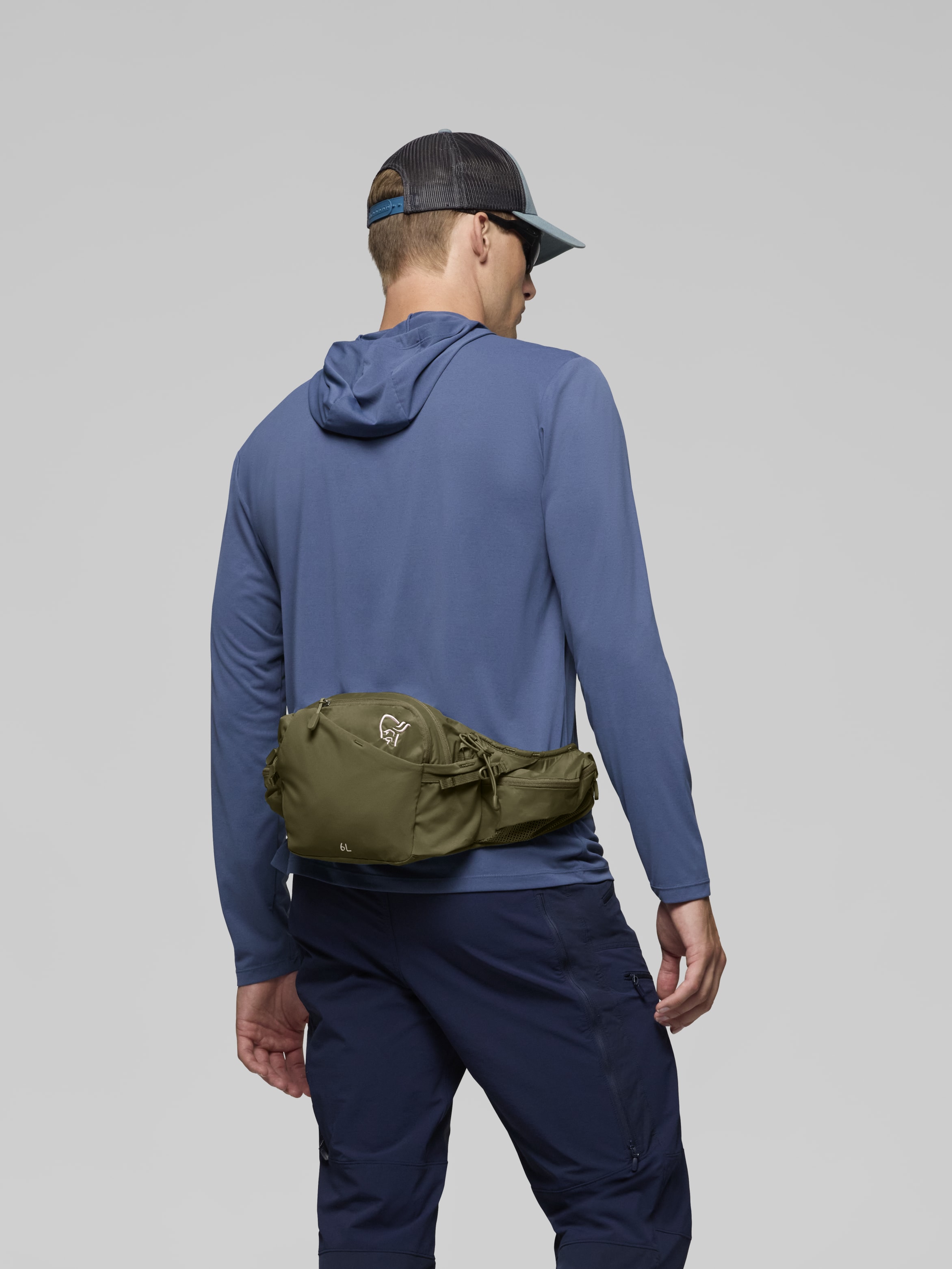 Female Look image of femund econyl70 6L Hip Pack Olive Night
