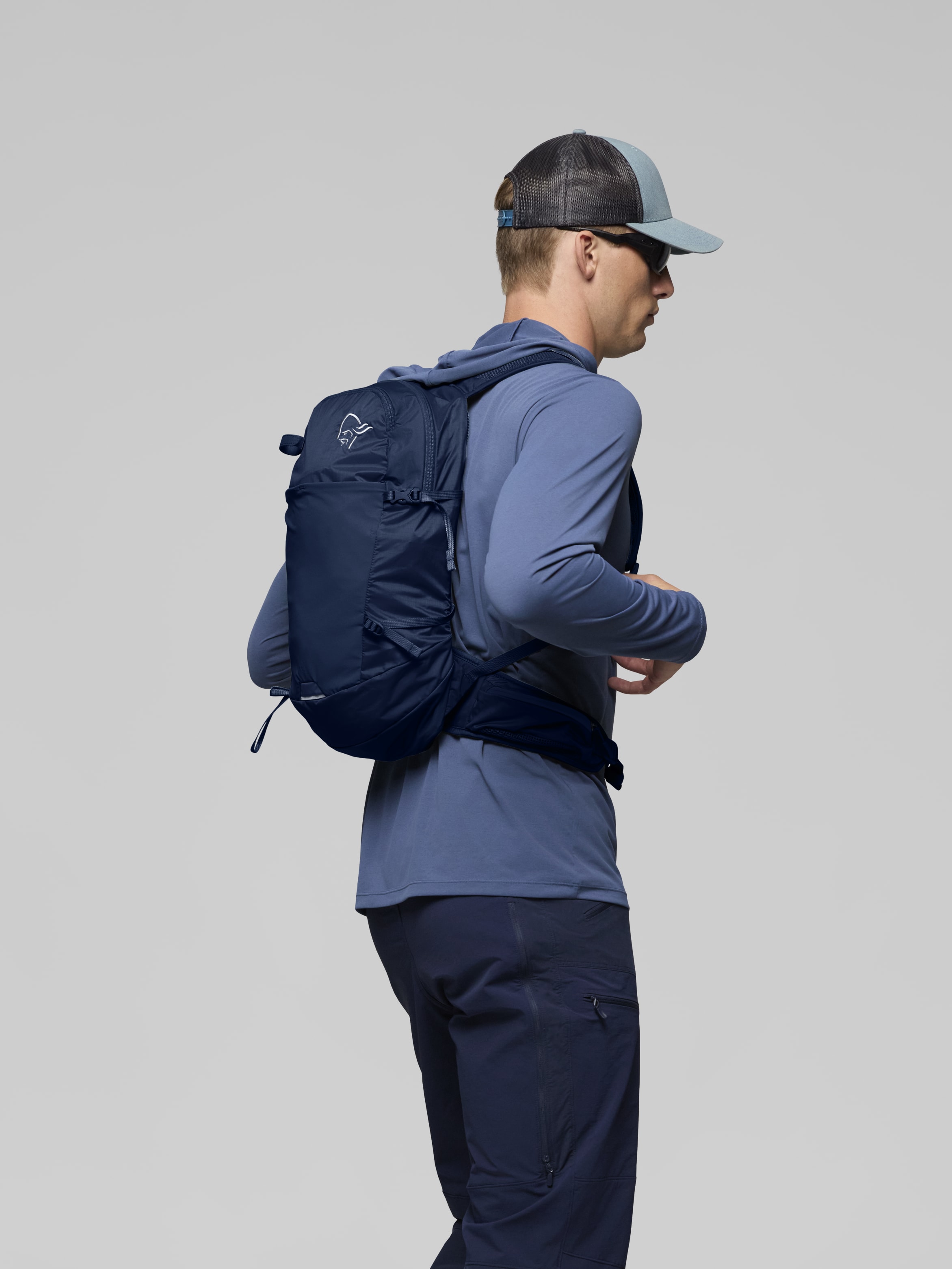 Female Look image of femund econyl70 15L Pack Indigo Night
