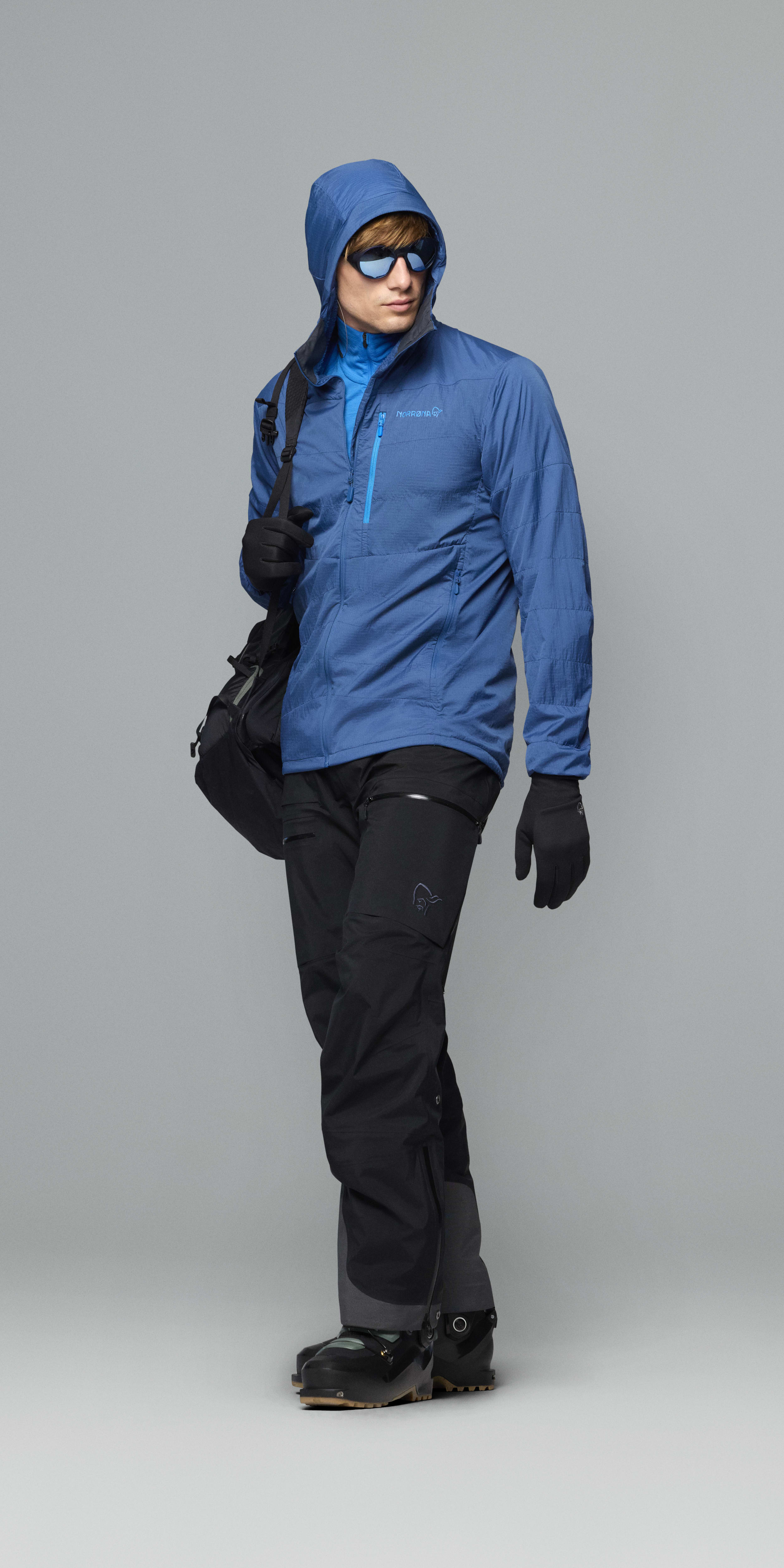 Female Look  image of falketind Windstopper short Gloves Caviar Black