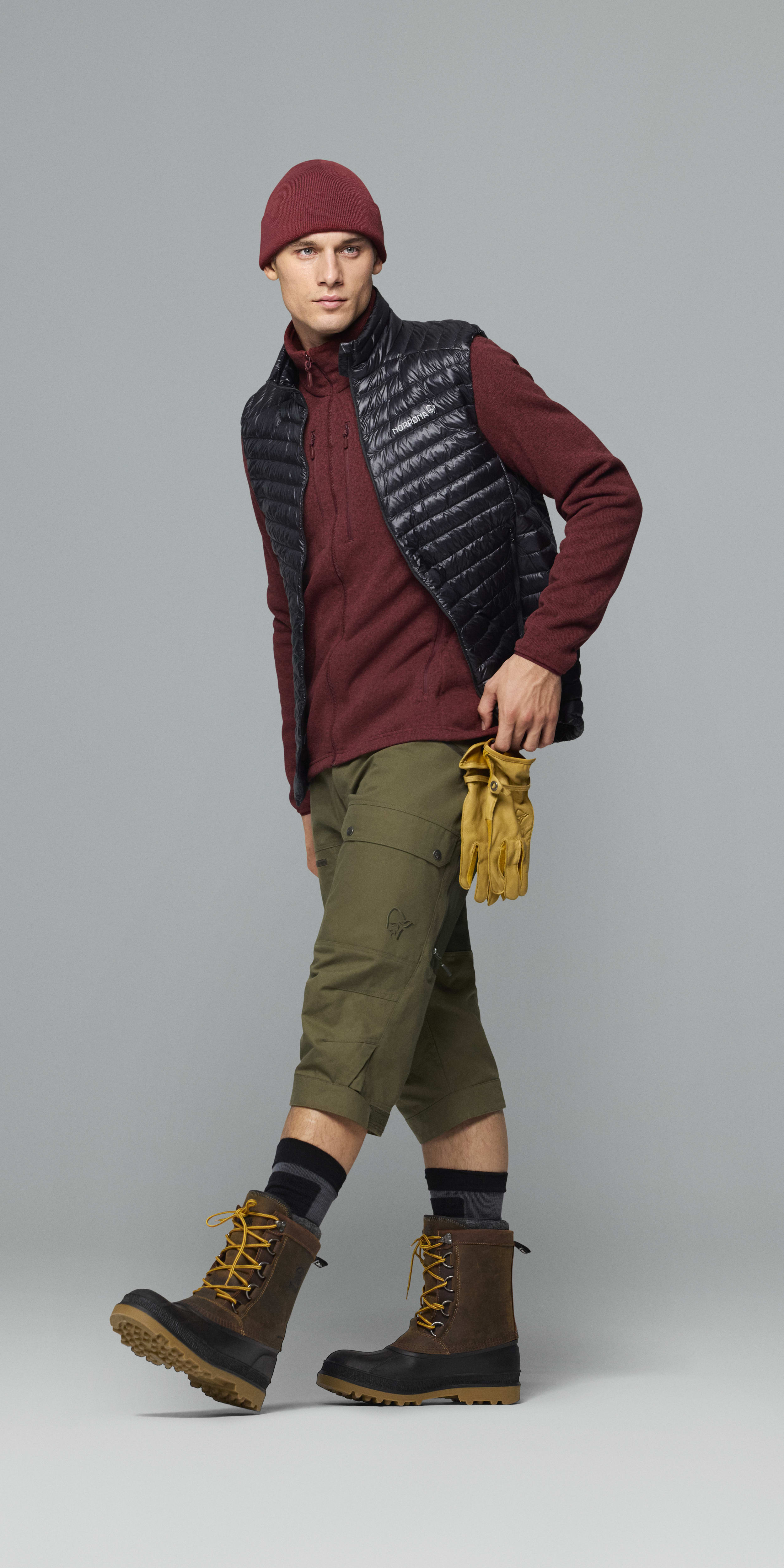 Female Look opening image of lyngen light merinoUll long Socks Caviar Black/Iron Gate