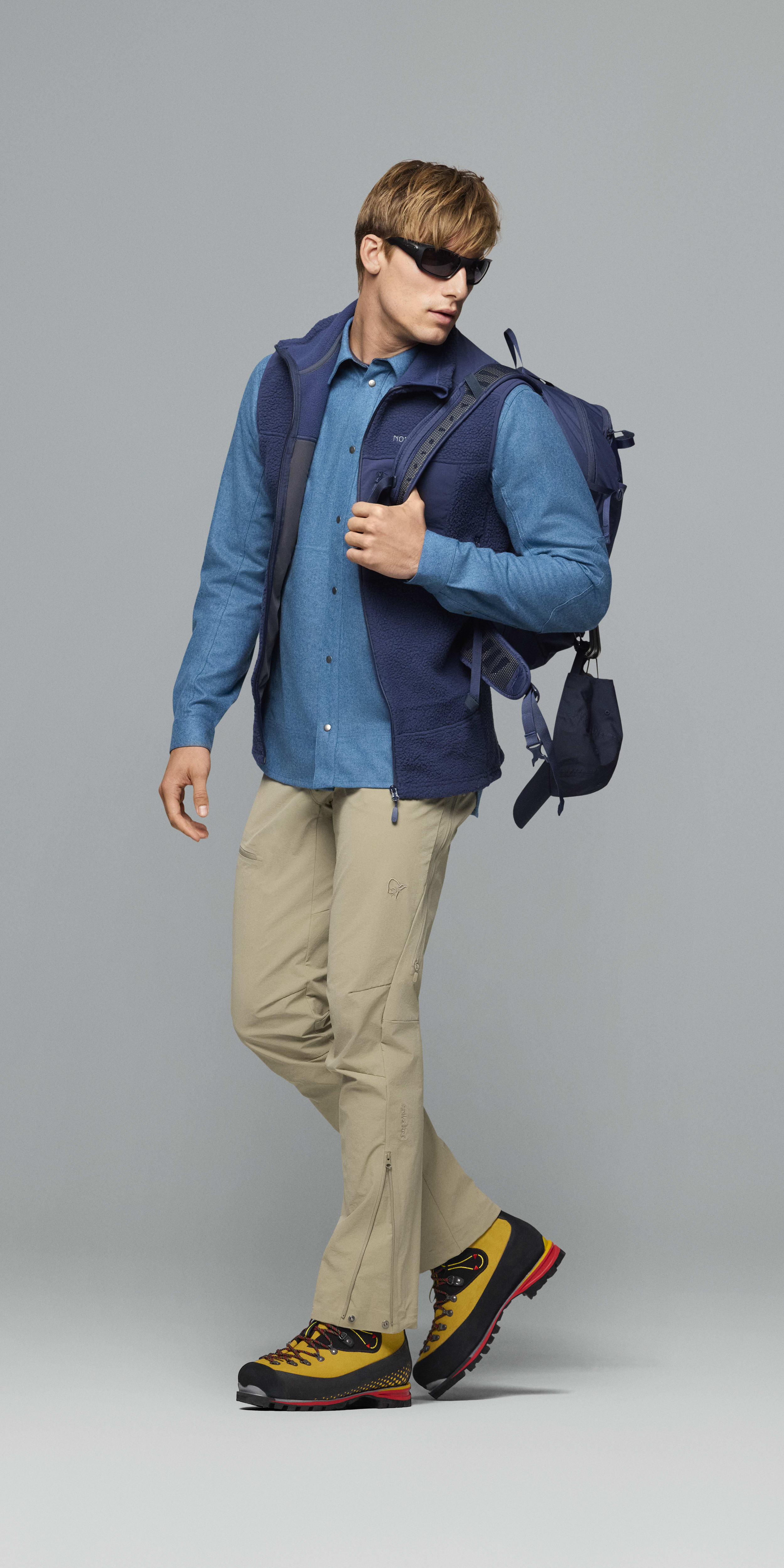 Female Look opening image of 29 wool Cap Indigo Night