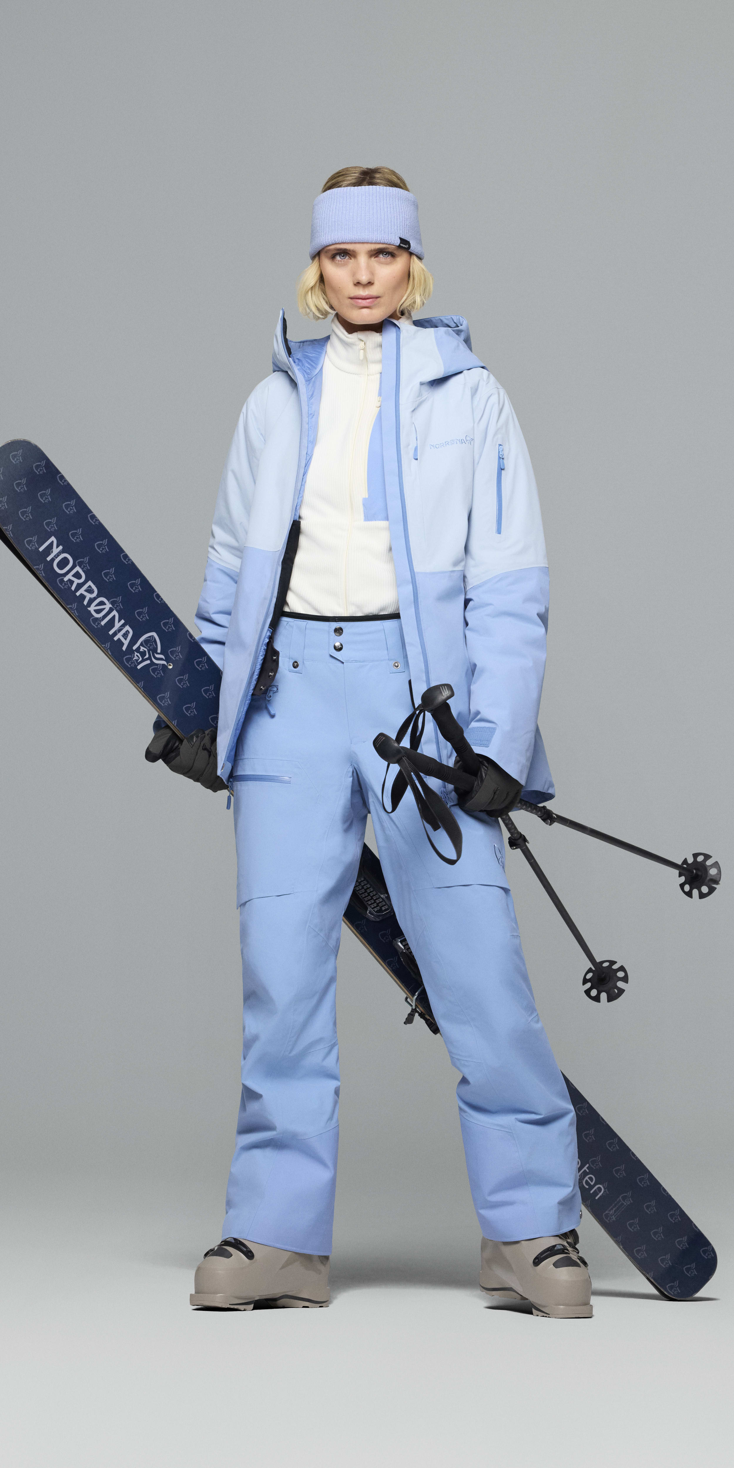 Female Look  image of lofoten dri1 PrimaLoft170 short Gloves Phantom
