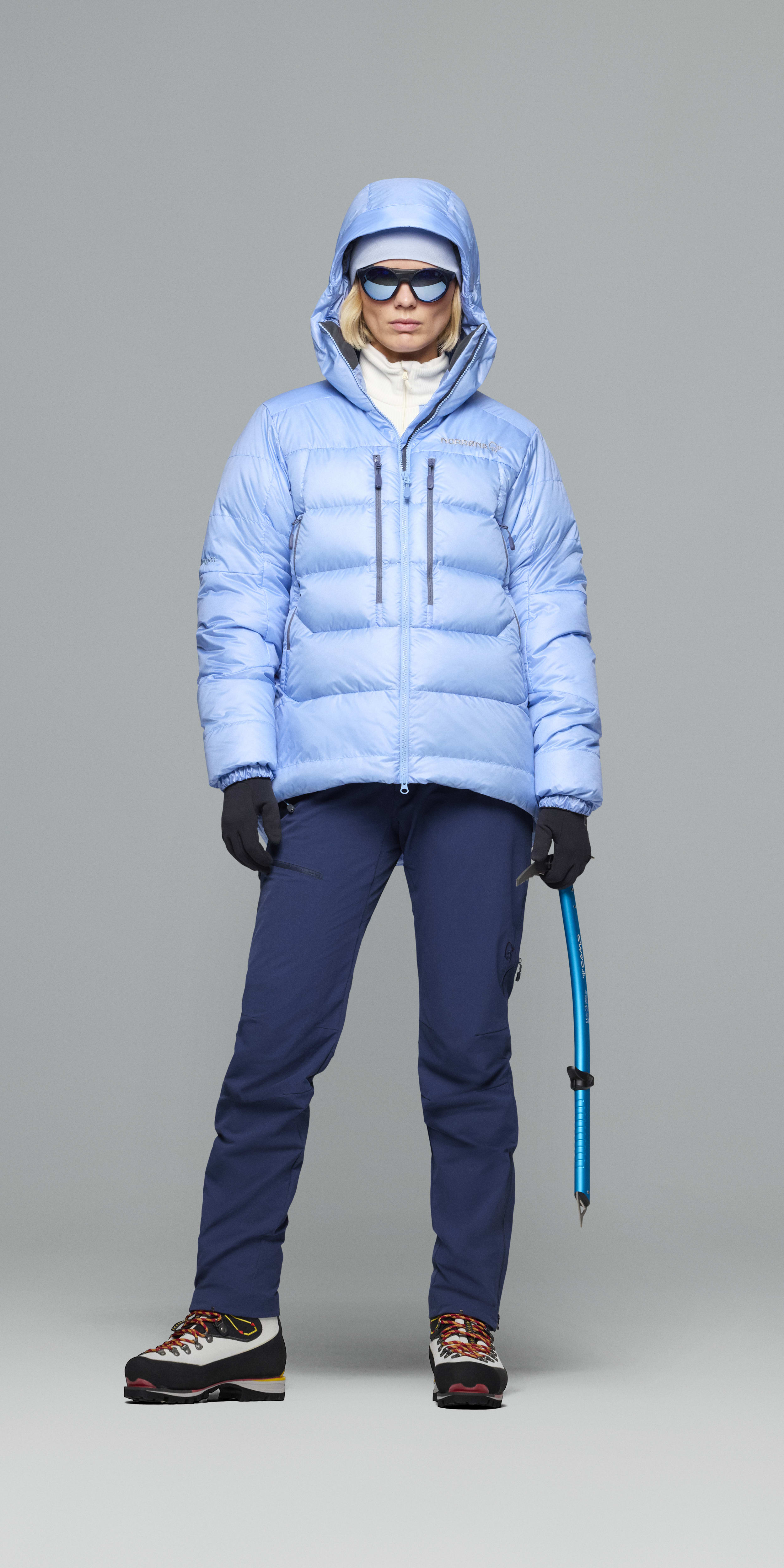 Female Look back image of trollveggen down800 Hood Allure