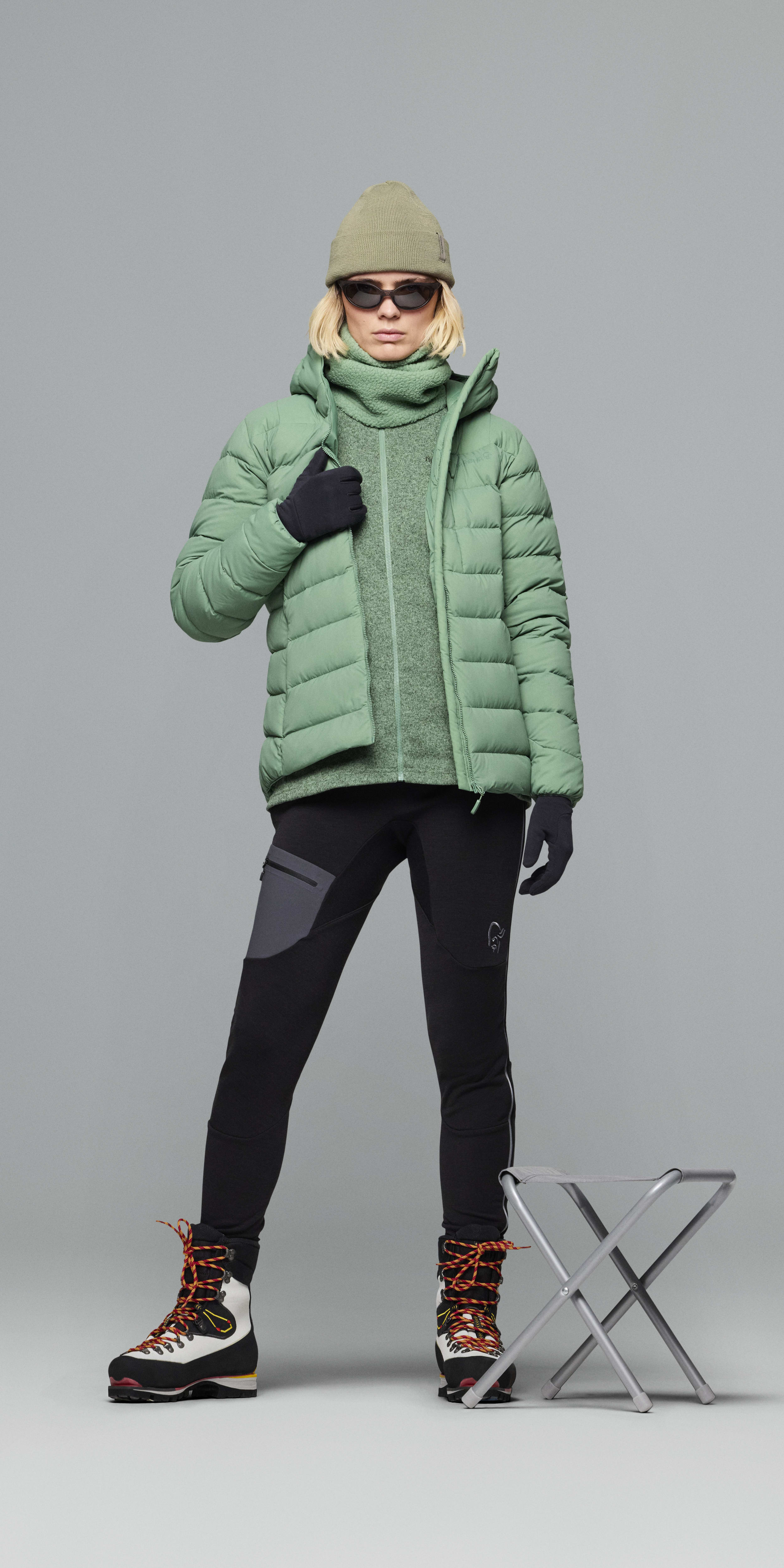Female Look opening image of falketind Windstopper short Gloves Caviar Black