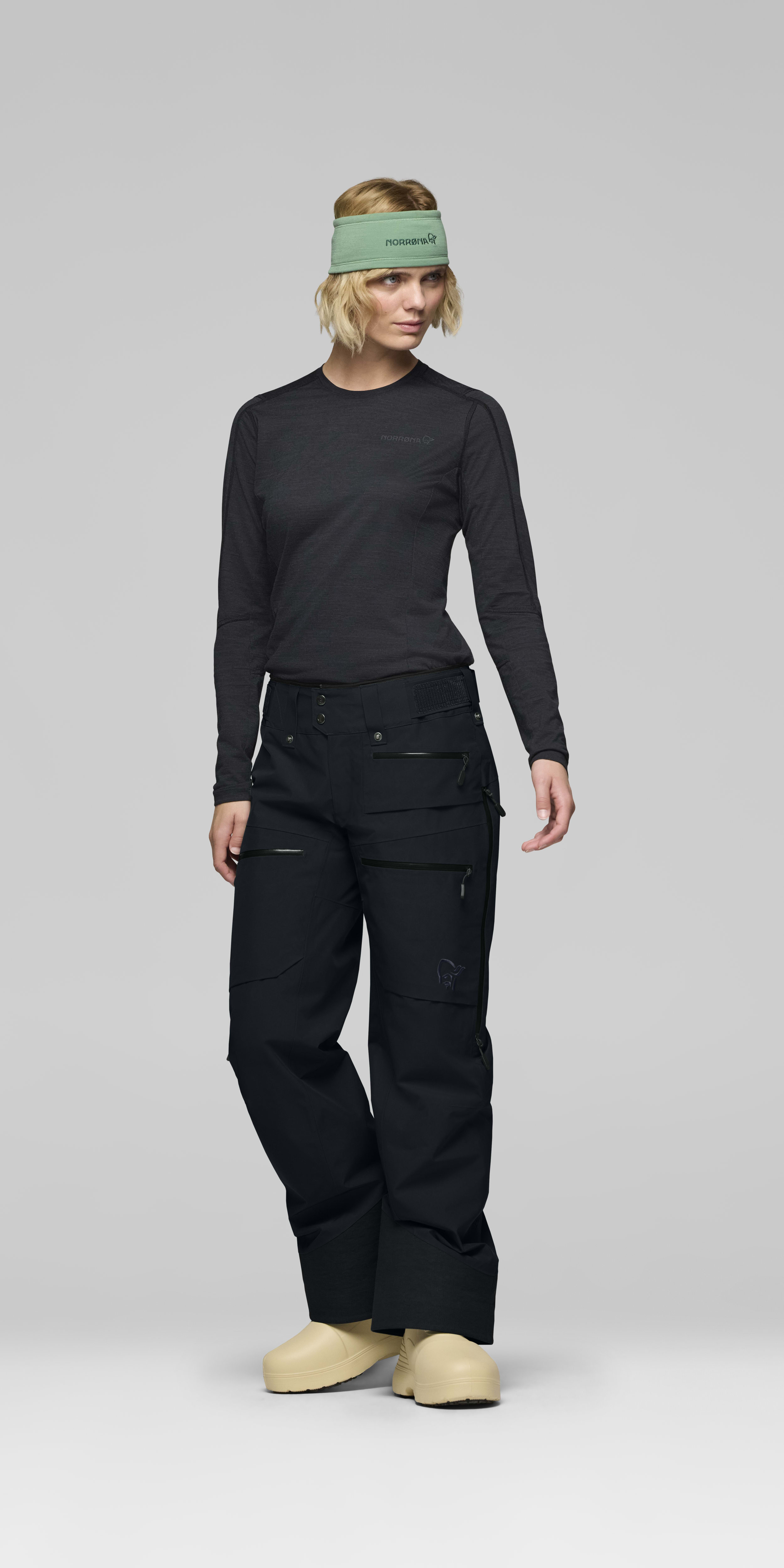 Gore-Tex Insulated short Pants – Caviar Black
