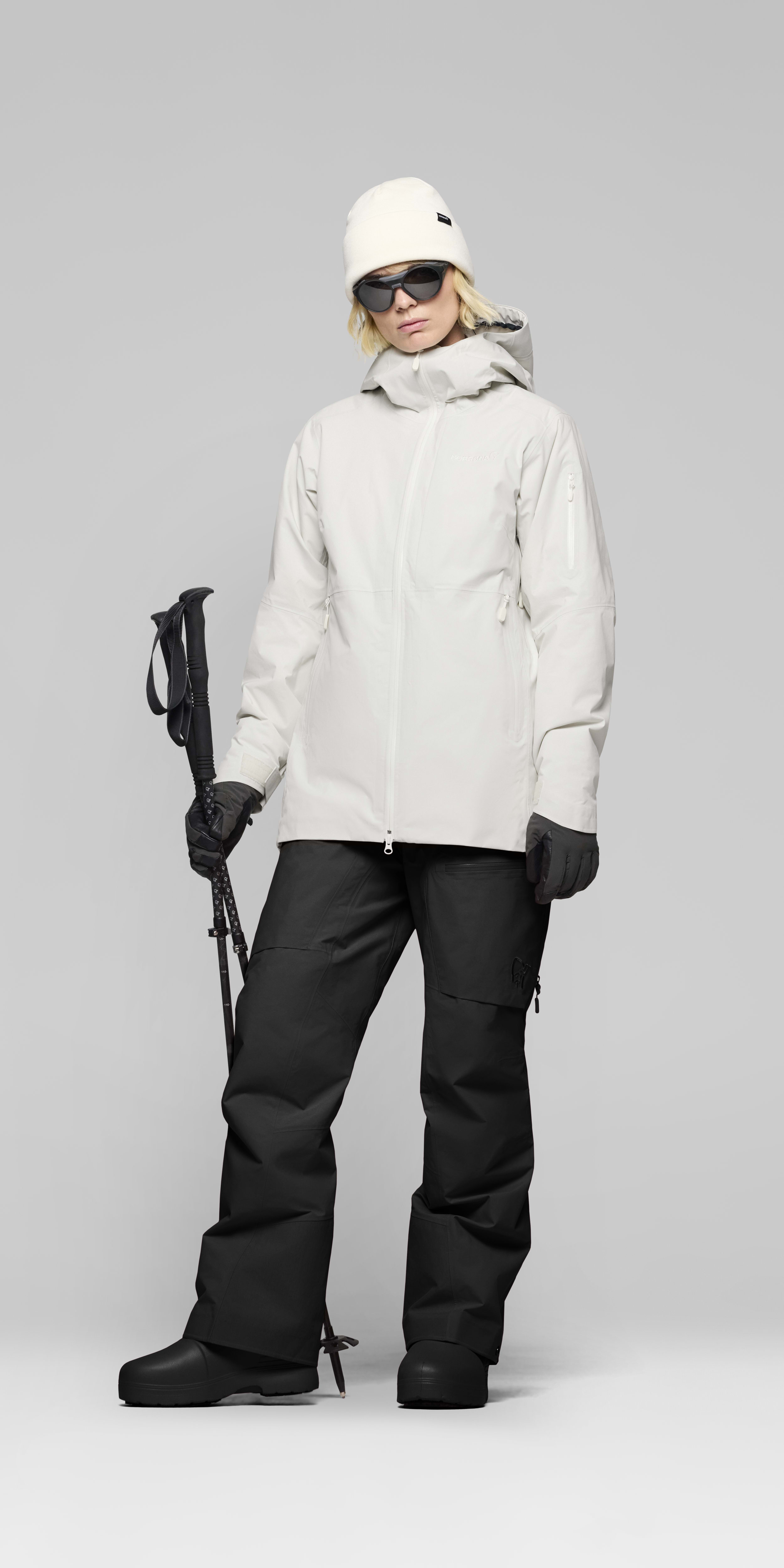 Female Look opening image of lofoten Gore-Tex thermo80 Jacket Whisper White