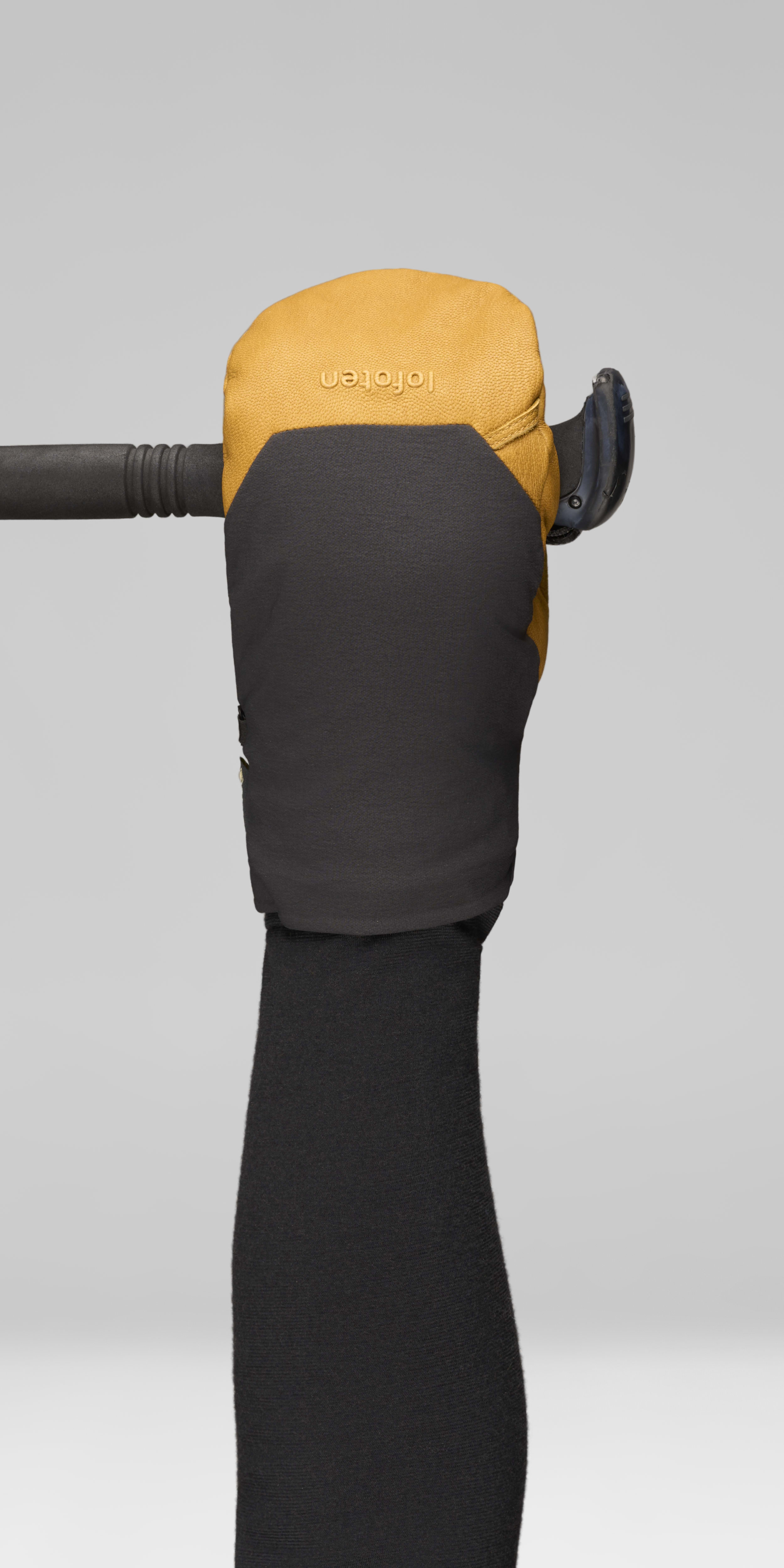 Female Look opening image of lofoten Gore-Tex thermo200 short Mittens Kangaroo