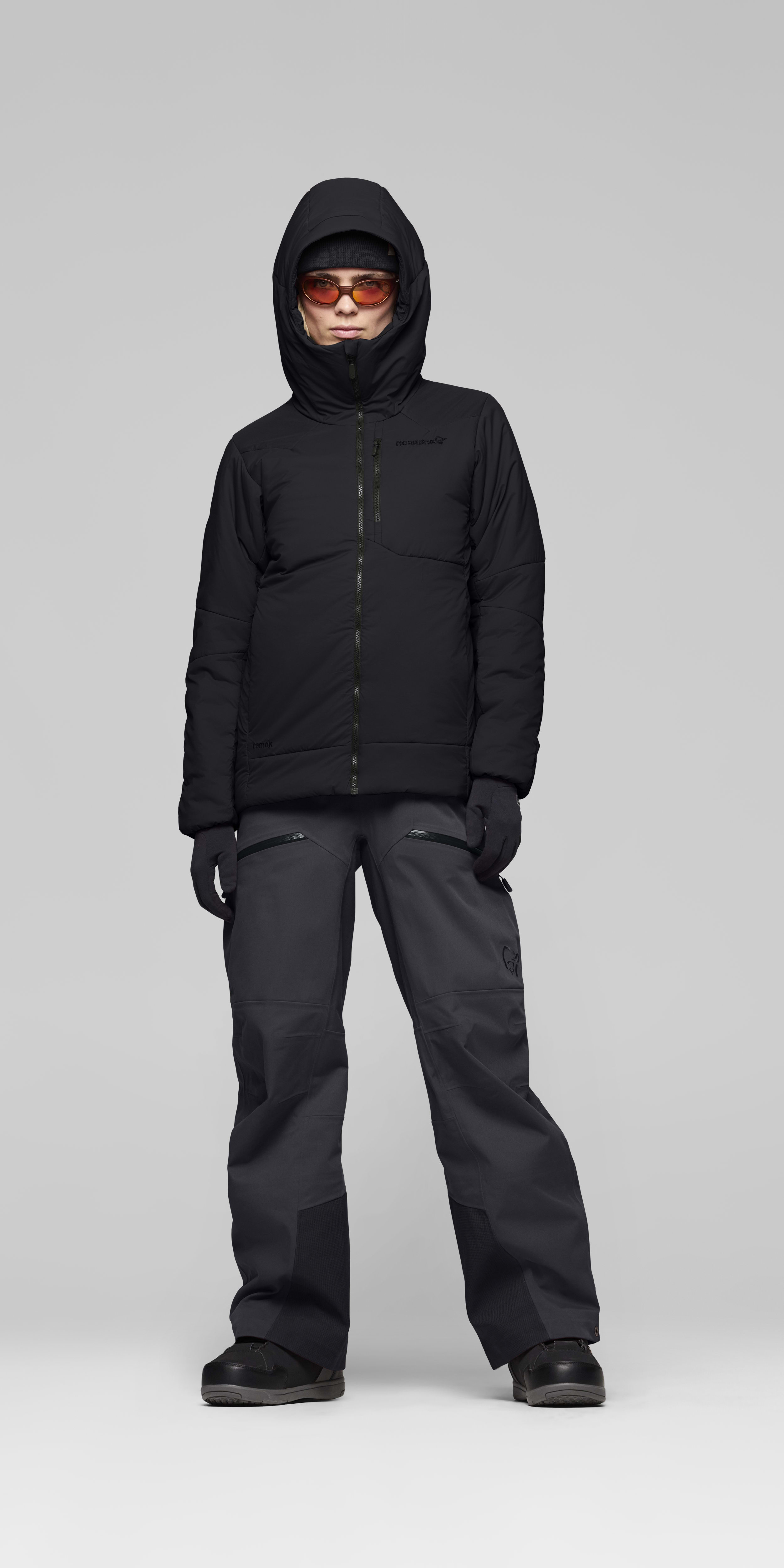 Female Look front image of tamok thermo80 Zip Hood Caviar Black