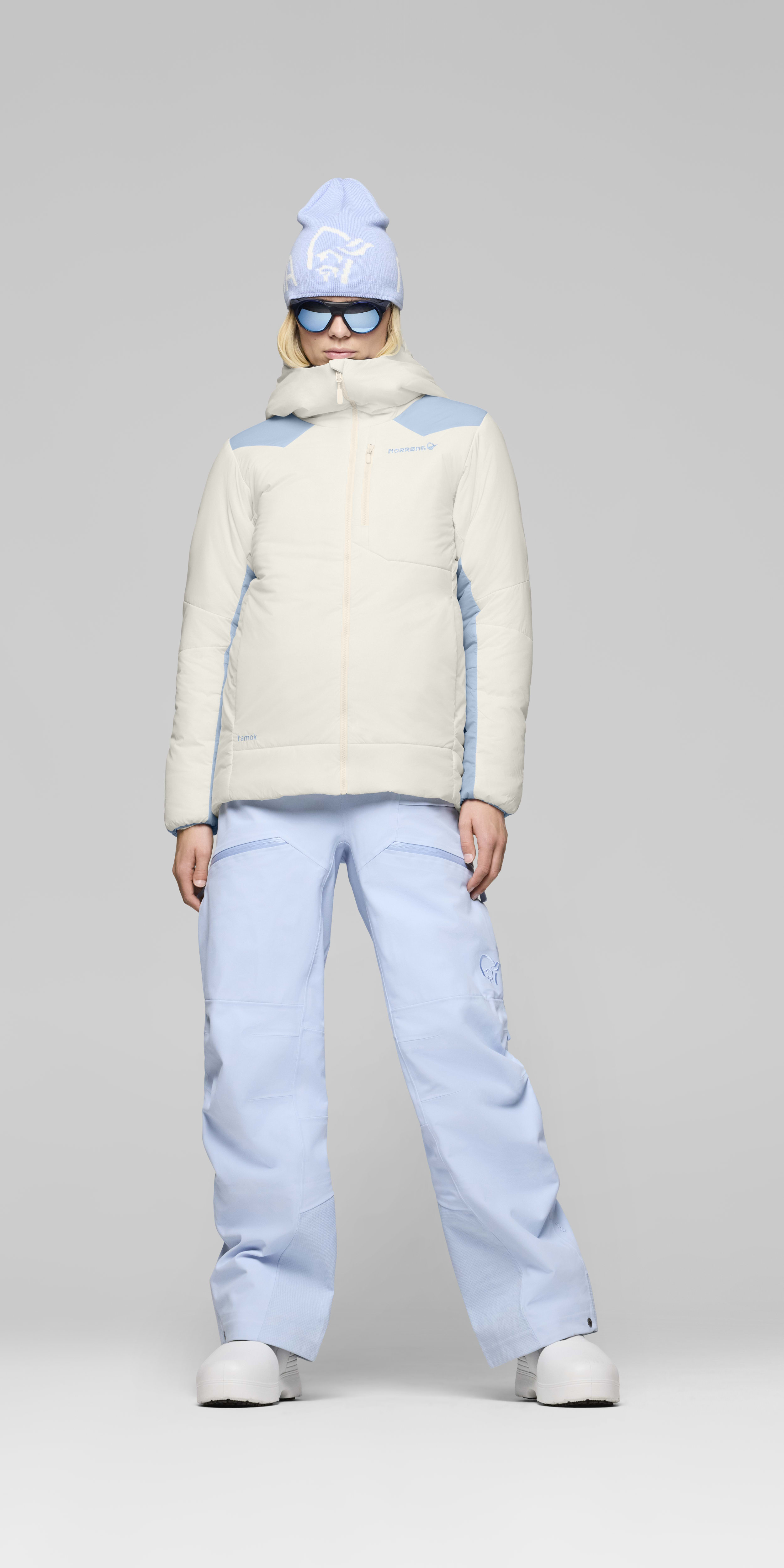 Female Look front image of tamok thermo80 Zip Hood Whisper White/Cashmere Blue