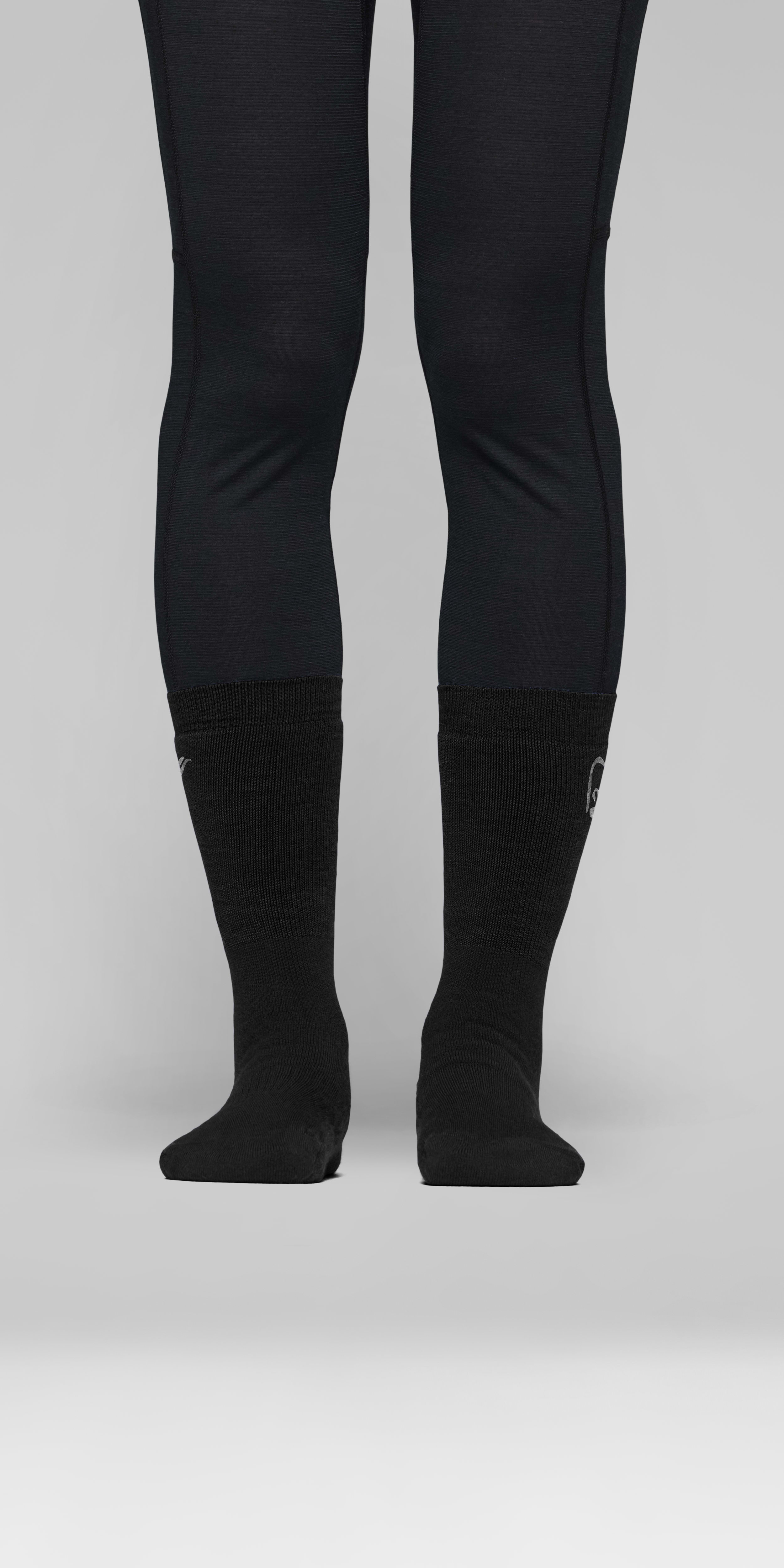 Female Look front image of trollveggen heavy merinoUll Socks Caviar Black/Iron Gate