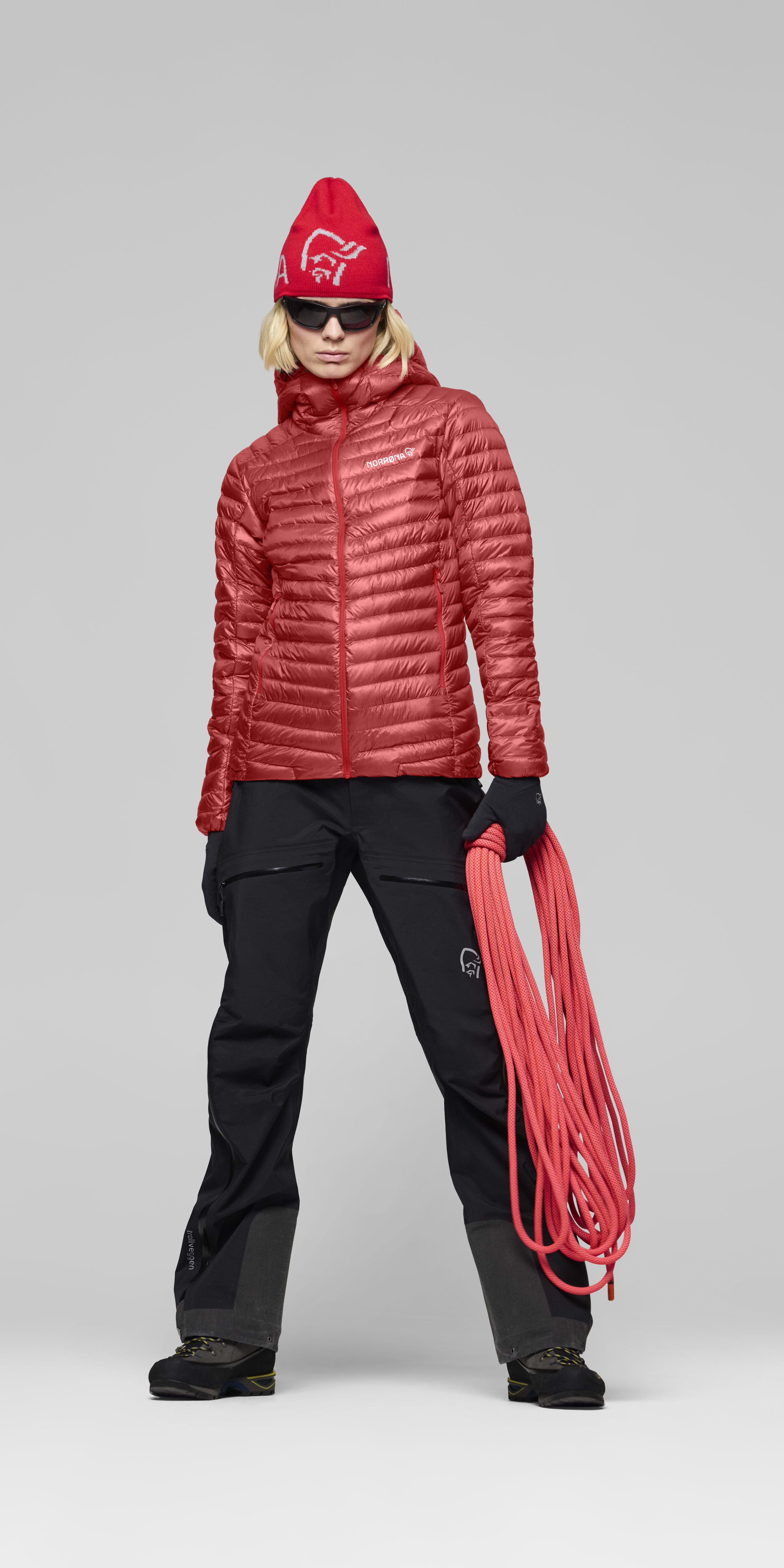 Female Look opening image of trollveggen down800 super light Hood Baked Apple