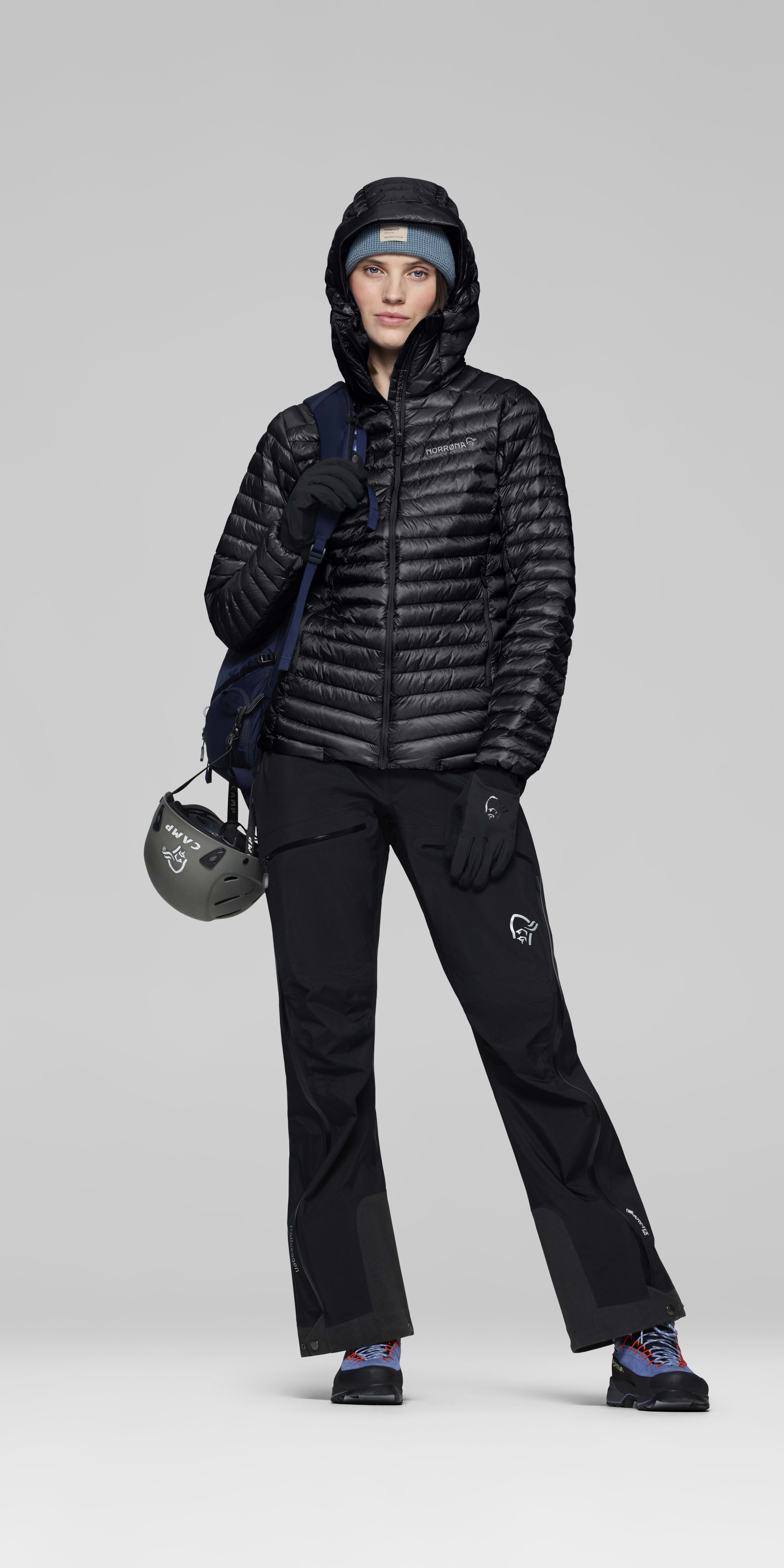 Female Look opening image of trollveggen down800 super light Hood Caviar Black