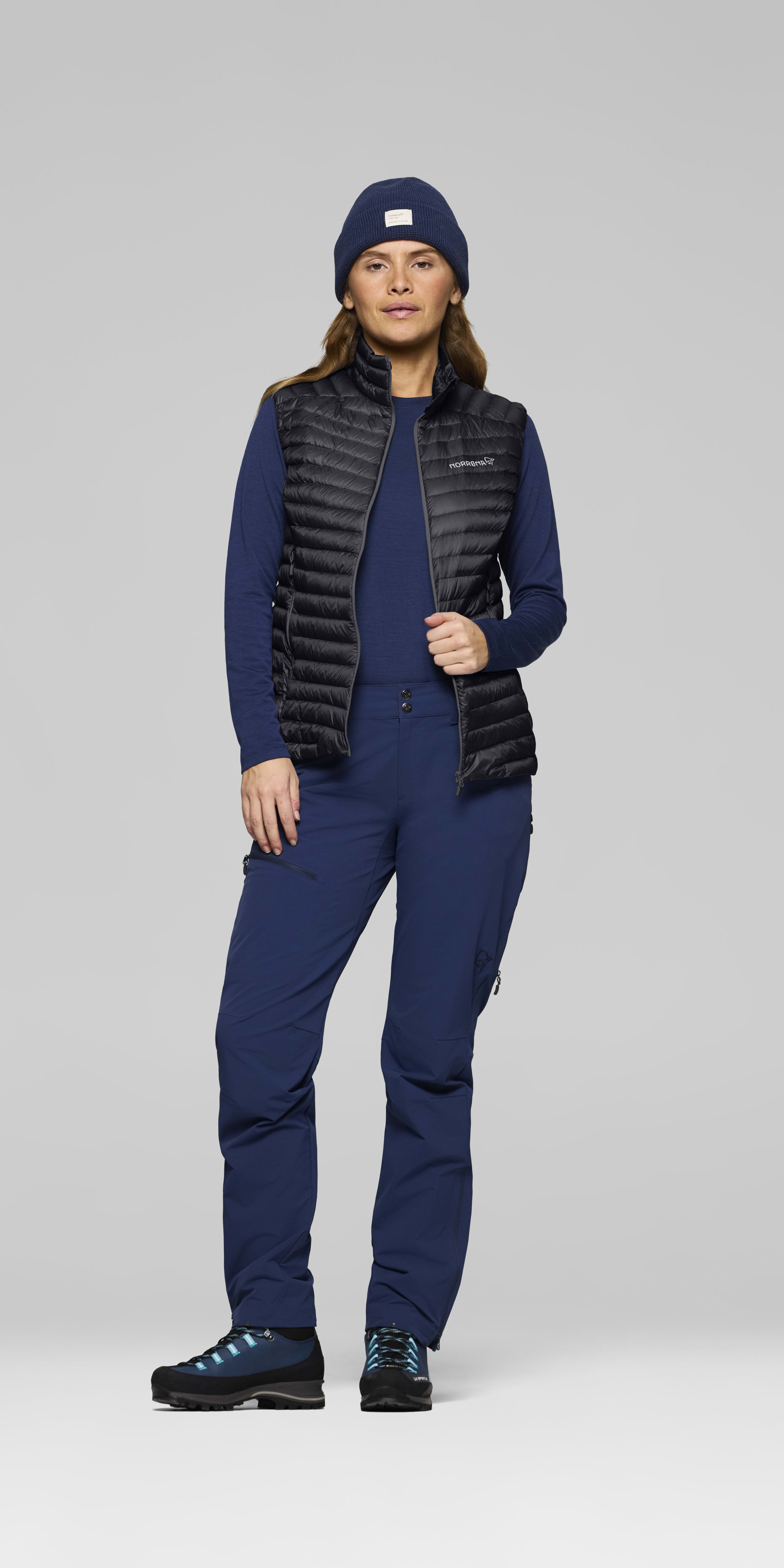 Female Look opening image of trollveggen down800 super light Vest Caviar Black