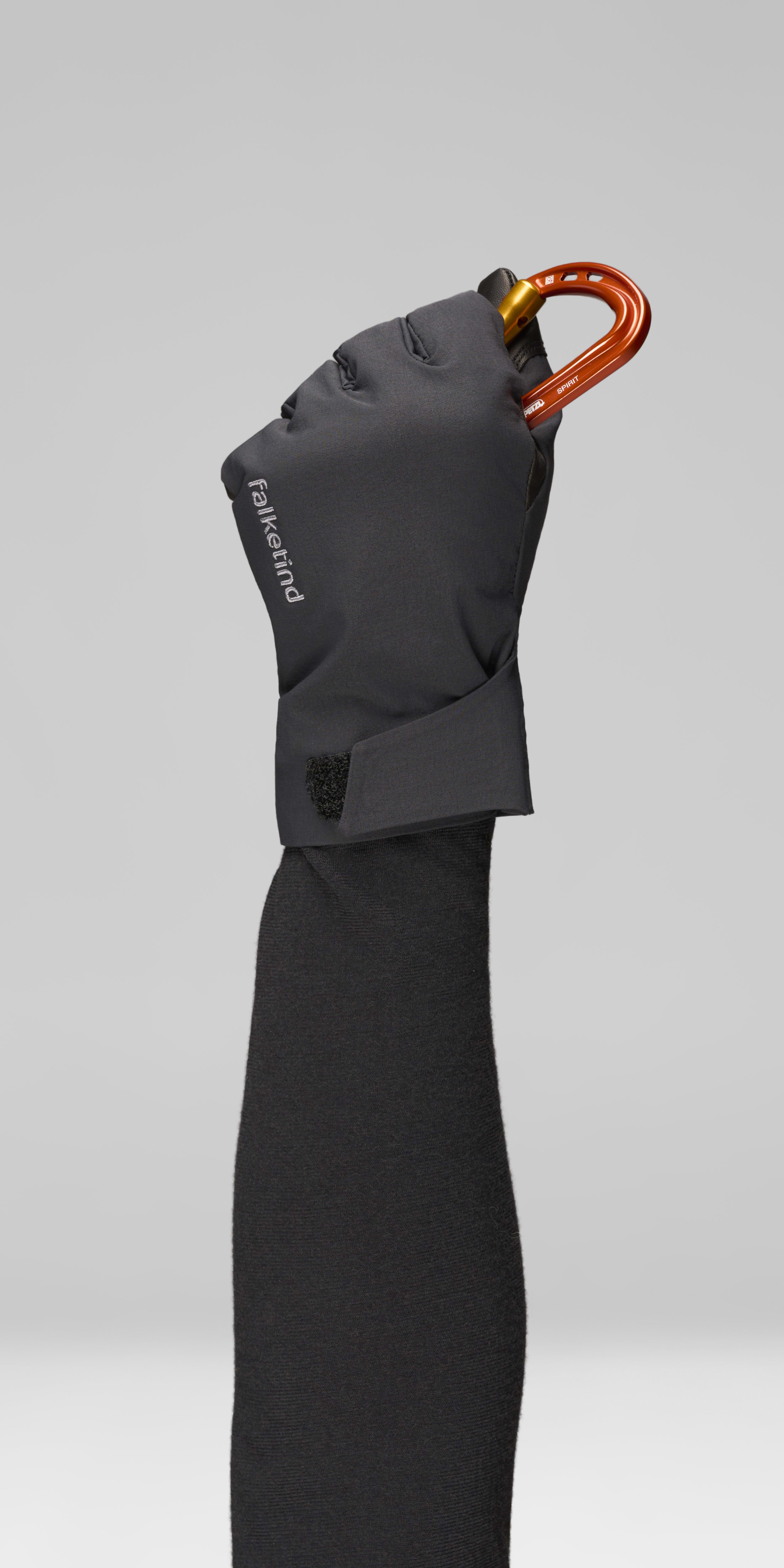 Female Look opening image of falketind dri short Gloves Caviar Black