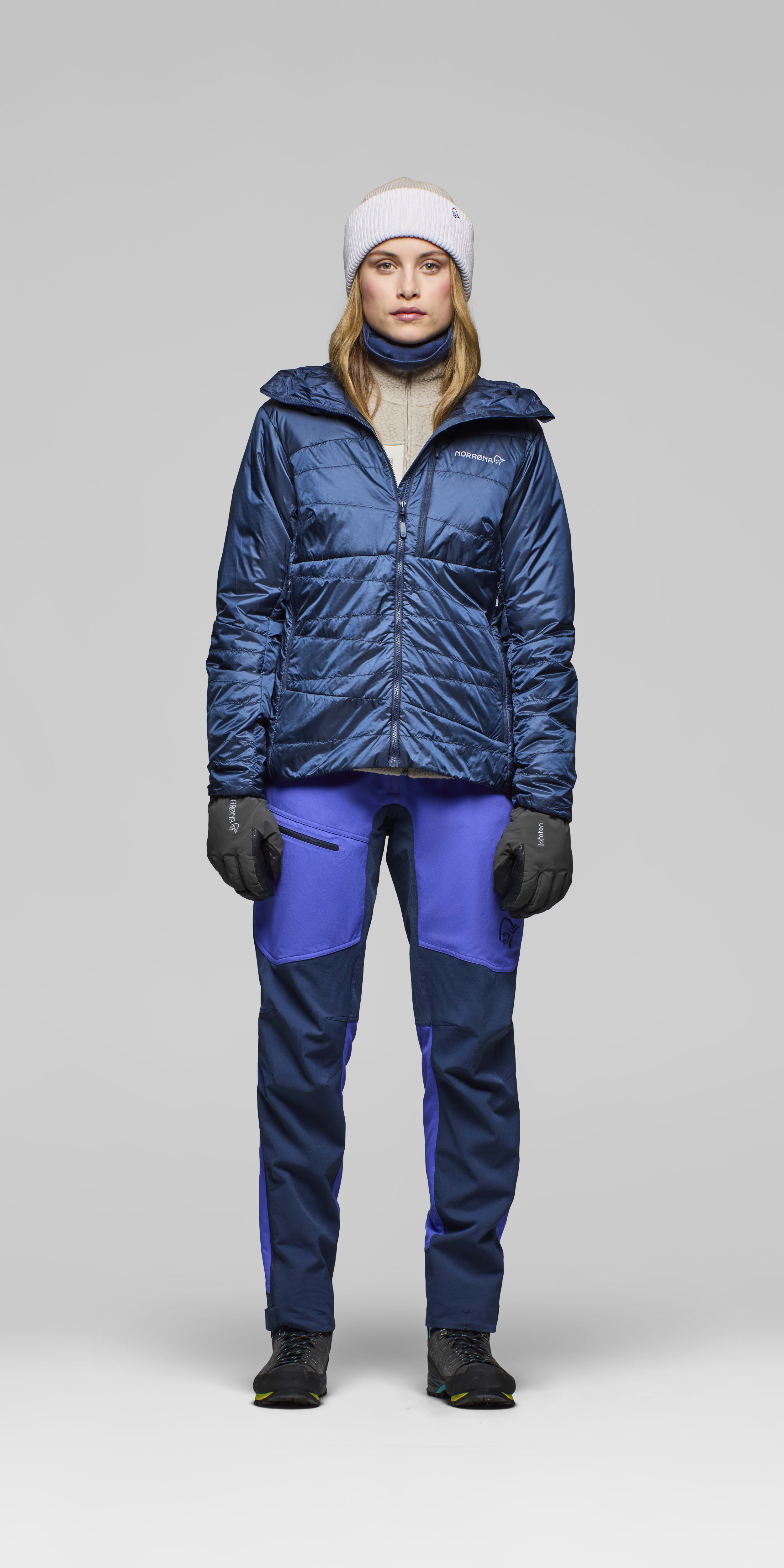 Female Look front image of falketind thermo40 Zip Hood Indigo Night