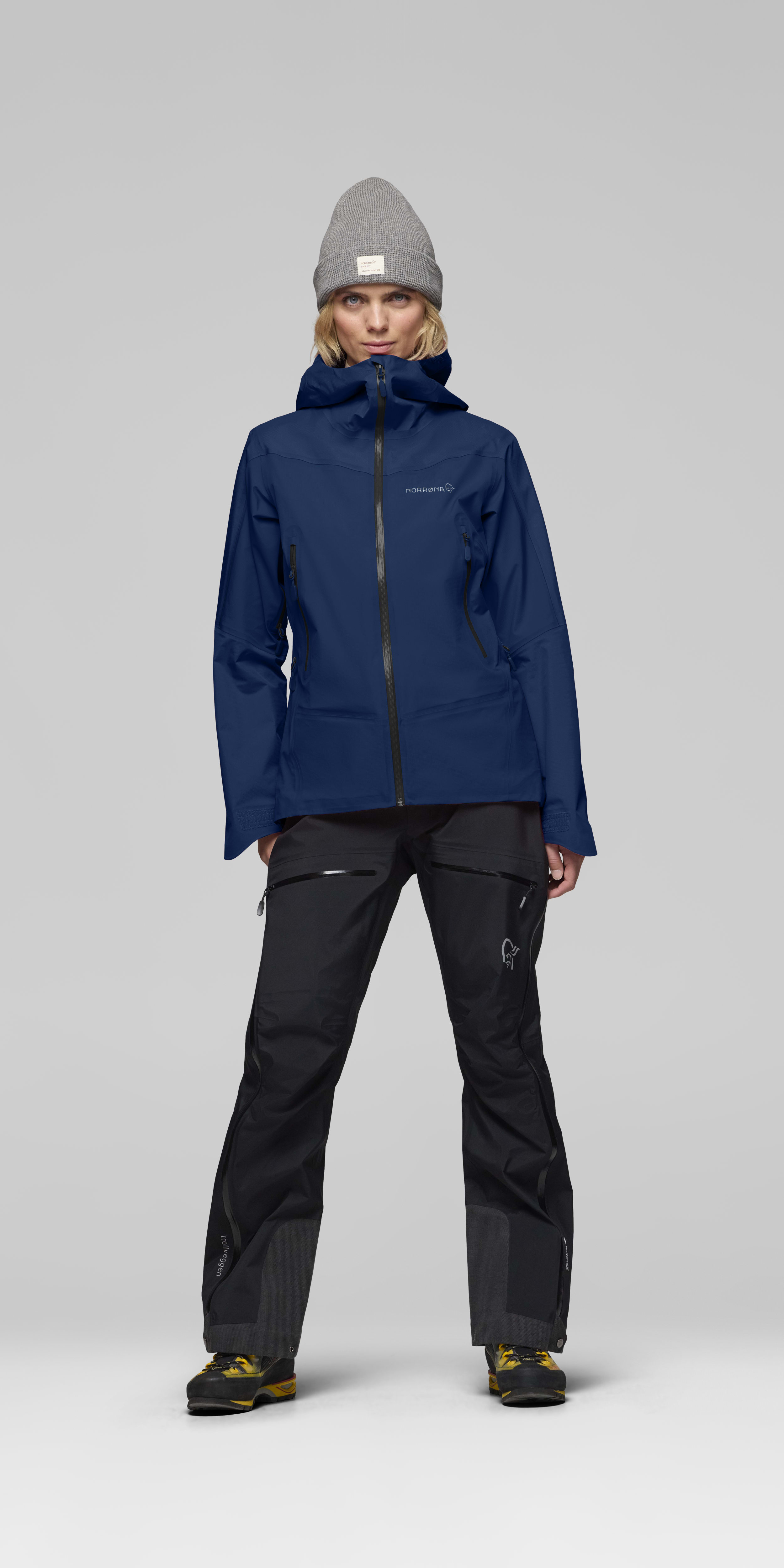 Female Look front image of falketind Gore-Tex Jacket Indigo Night