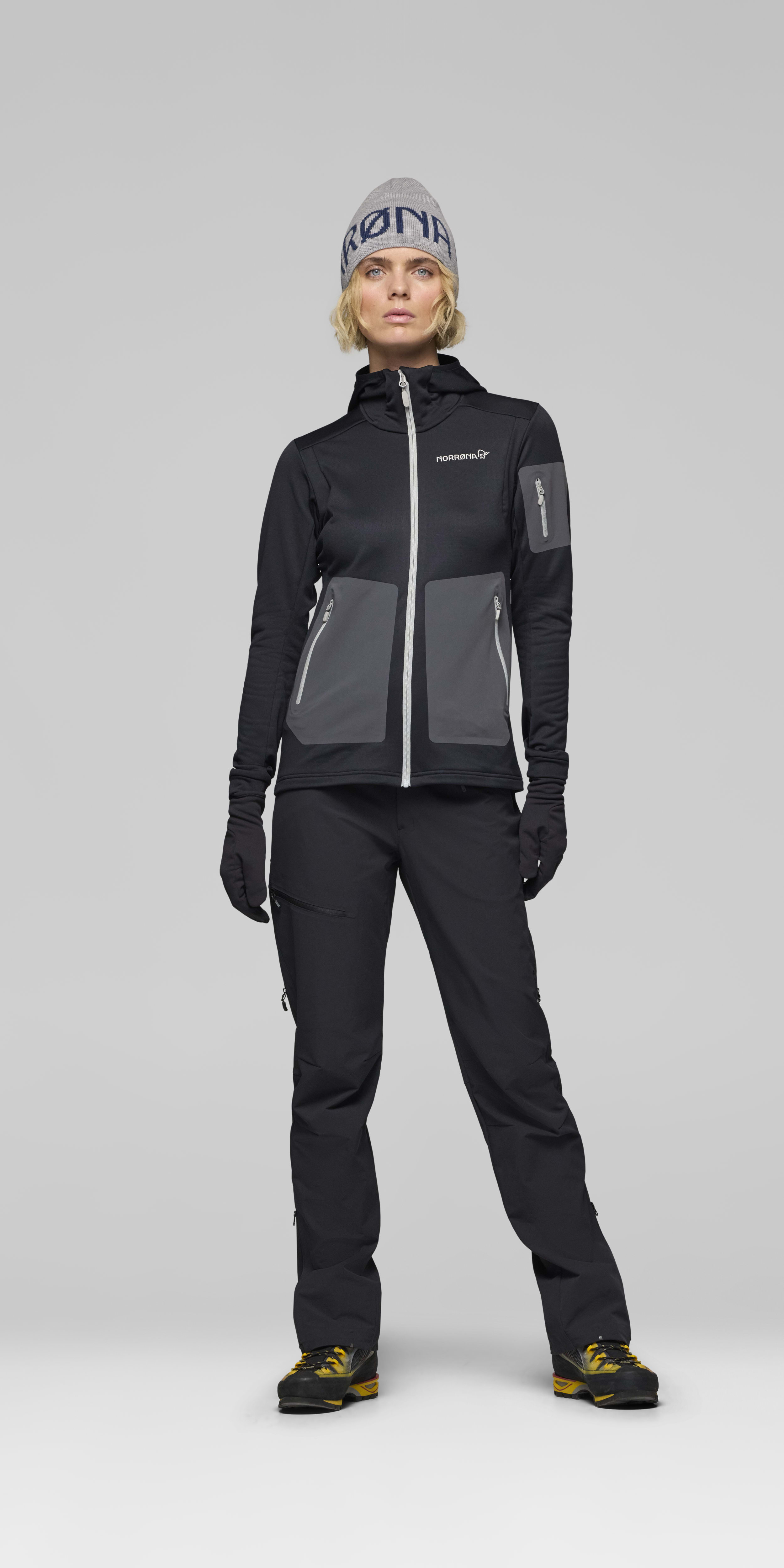 Female Look front image of falketind warm2 stretch Hood Caviar Black